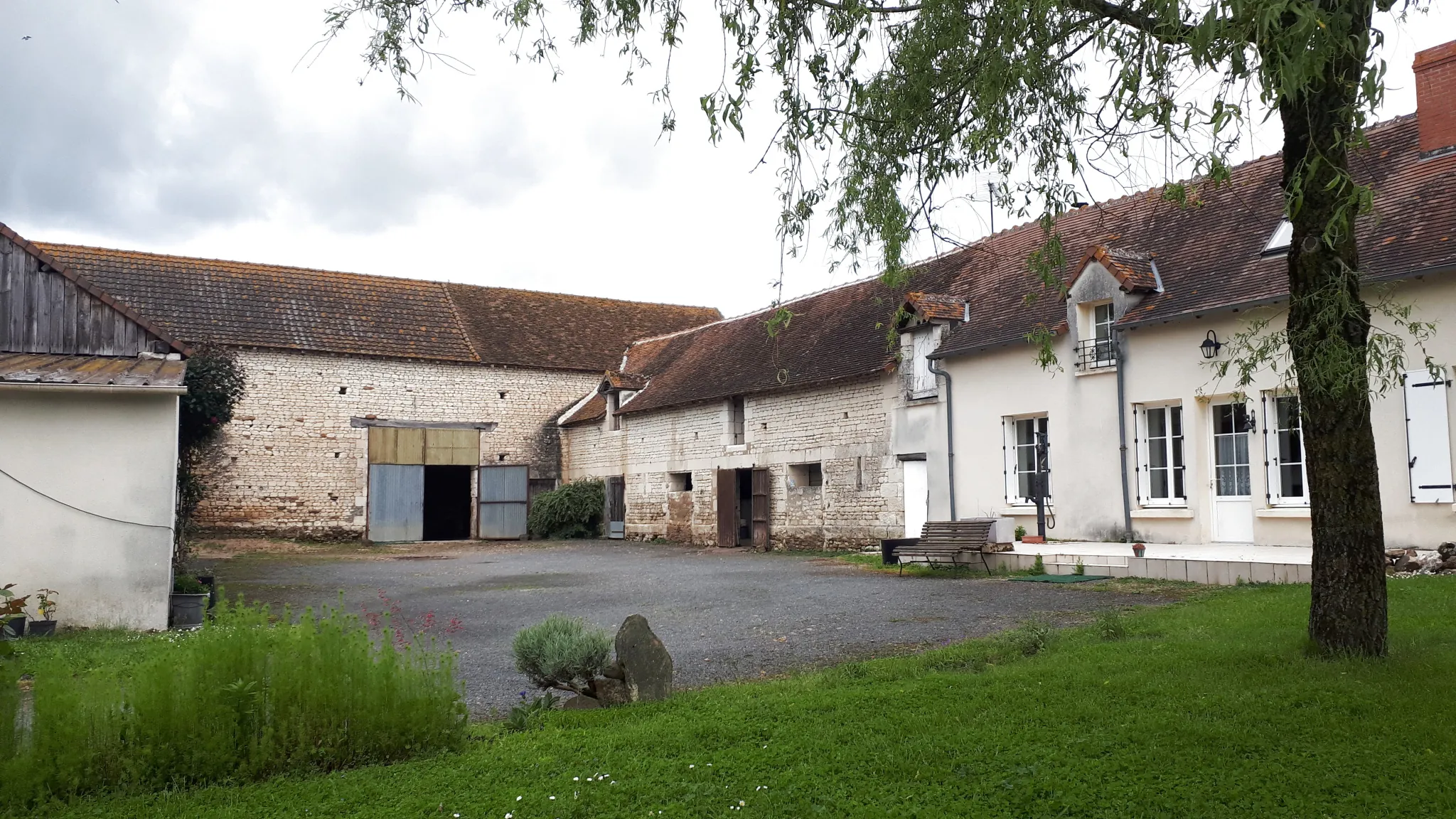 Ensemble immobilier de charme à Dangé-Saint-Romain avec maison, corps de ferme et dépendances 