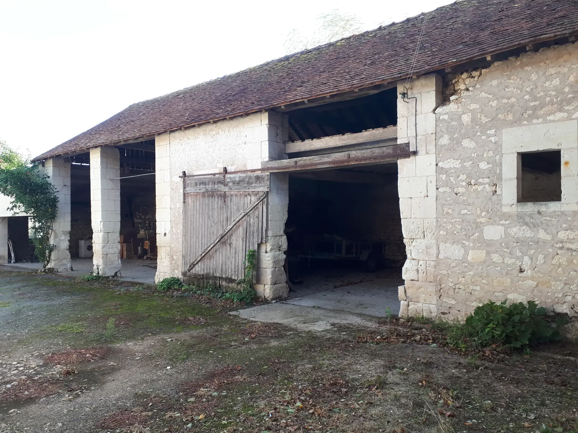 Ensemble immobilier de charme à Dangé-Saint-Romain avec maison, corps de ferme et dépendances 
