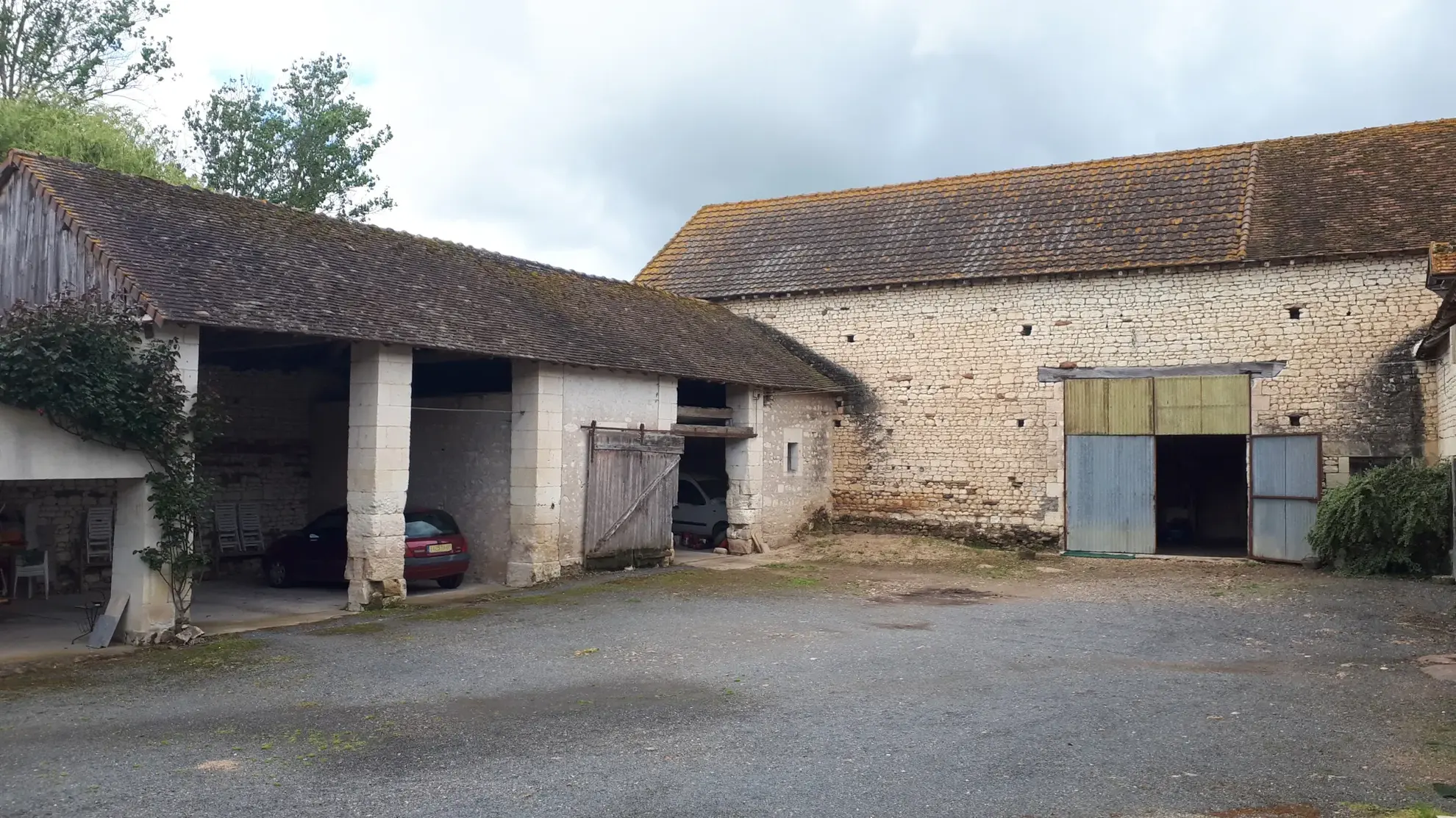 Ensemble immobilier de charme à Dangé-Saint-Romain avec maison, corps de ferme et dépendances 