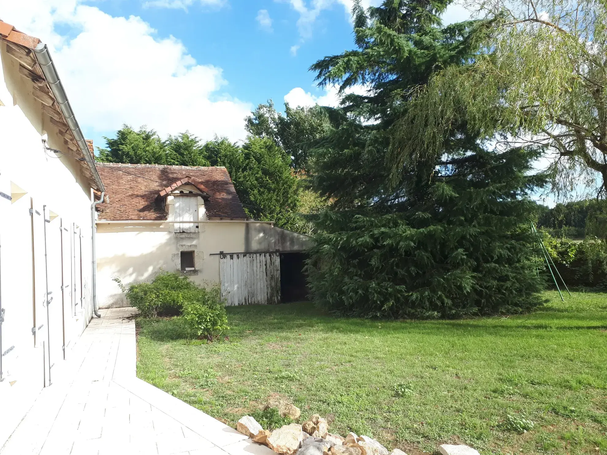 Ensemble immobilier de charme à Dangé-Saint-Romain avec maison, corps de ferme et dépendances 