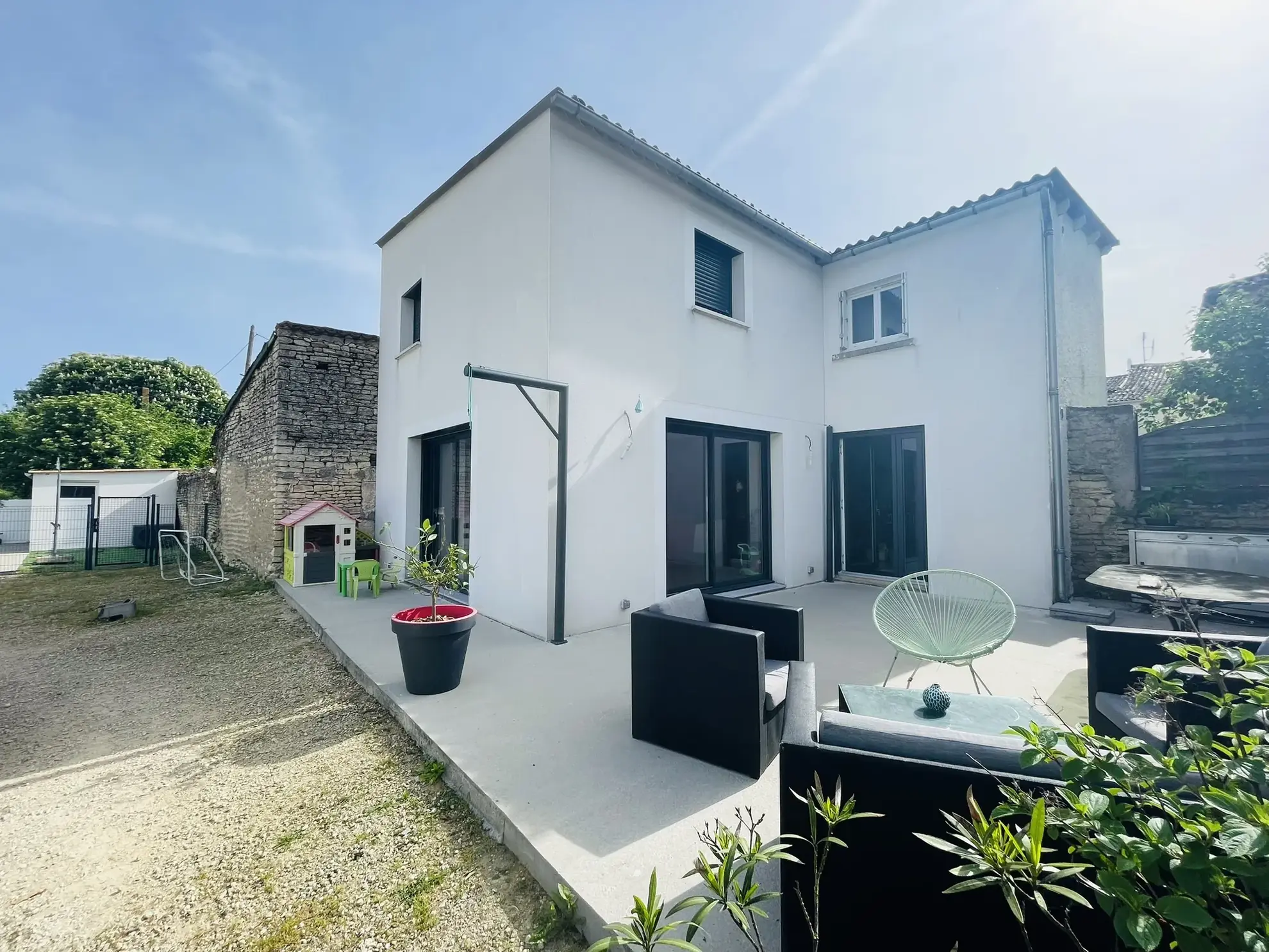 Maison de charme avec piscine chauffée à Neuville de Poitou - 105 m²