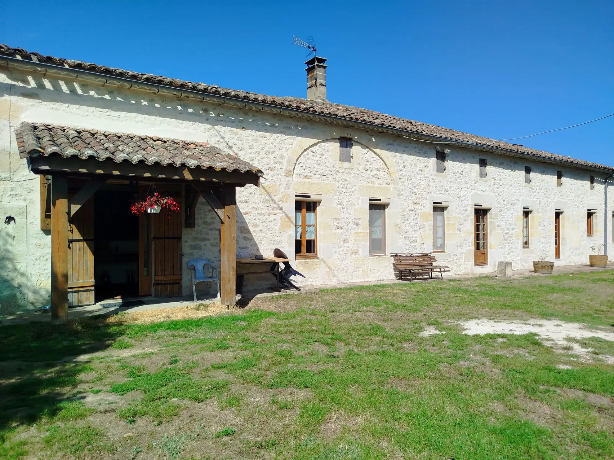 Belle longère en pierre avec jardin de 3495 m² à Soussac, Gironde