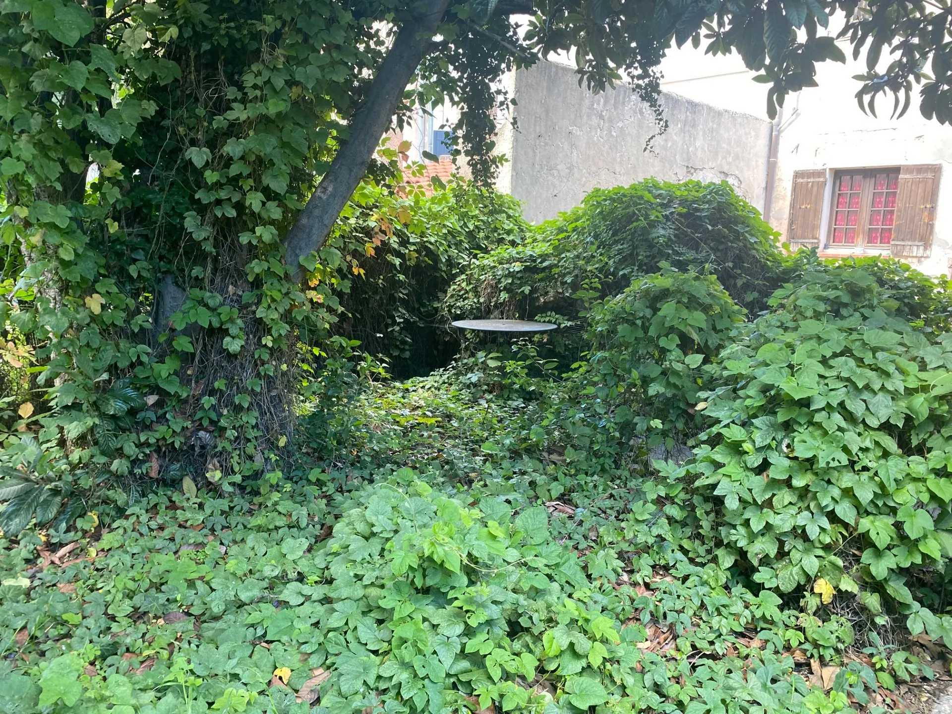 Maison de ville à Marseille 14e avec grand potentiel de rénovation et parking privé 