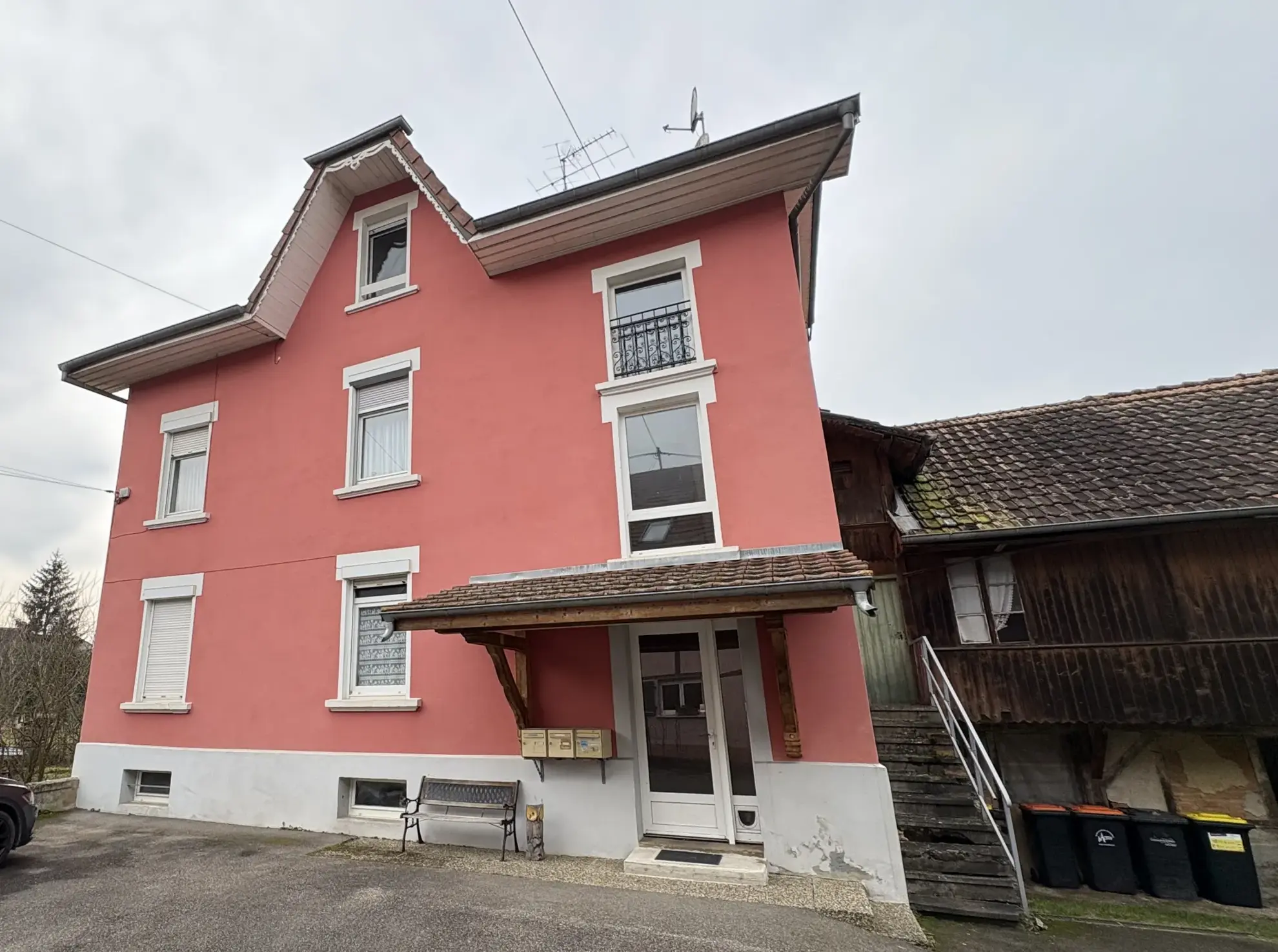 Immeuble de rapport à Pfetterhouse proche de la frontière suisse avec 3 logements loués 