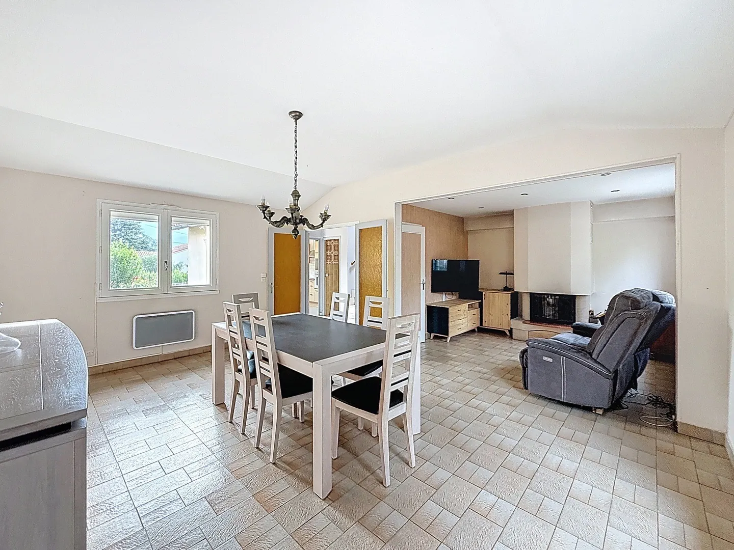 Maison 4 chambres à Millau avec garage, terrasses et vue dégagée