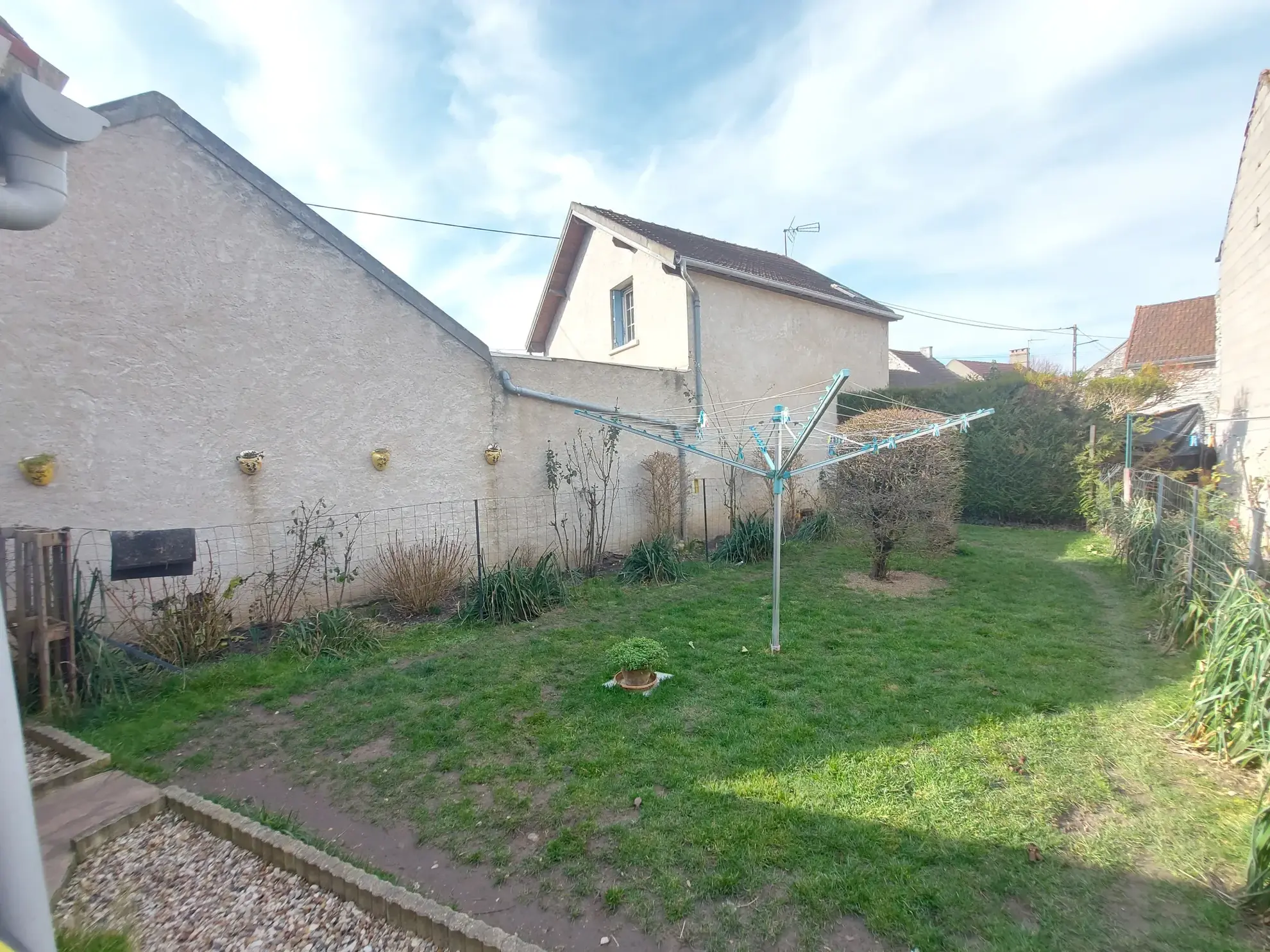 A vendre maison de village à Guernes - 122 m² avec jardin et garage 