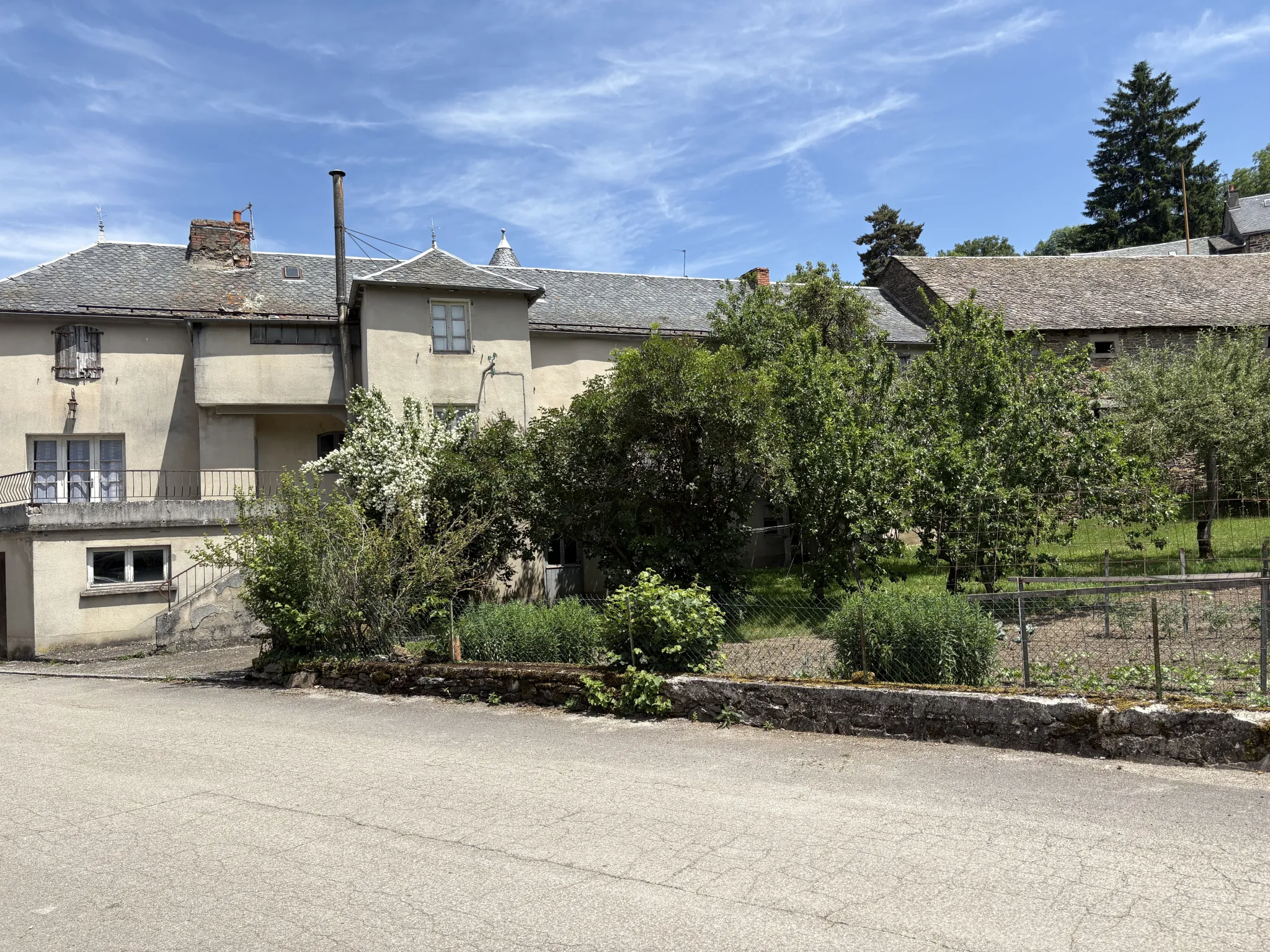 Ensemble immobilier en pierre à Ségur avec terrain constructible et fort potentiel