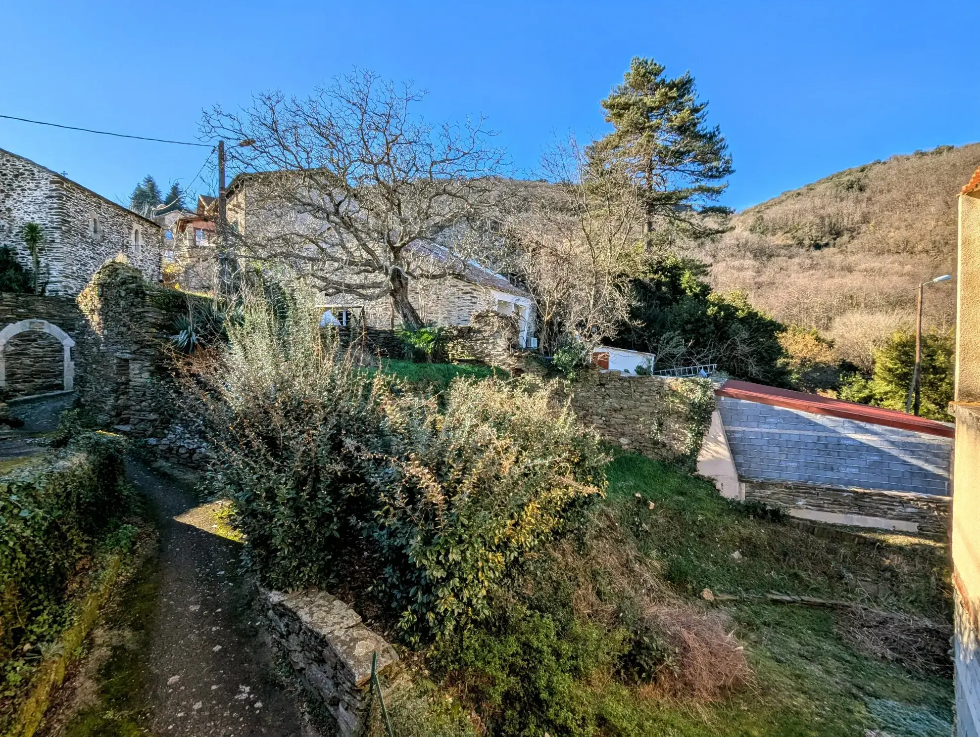 Belle maison de village avec terrain à Villecelle, proche Lamalou-les-Bains 