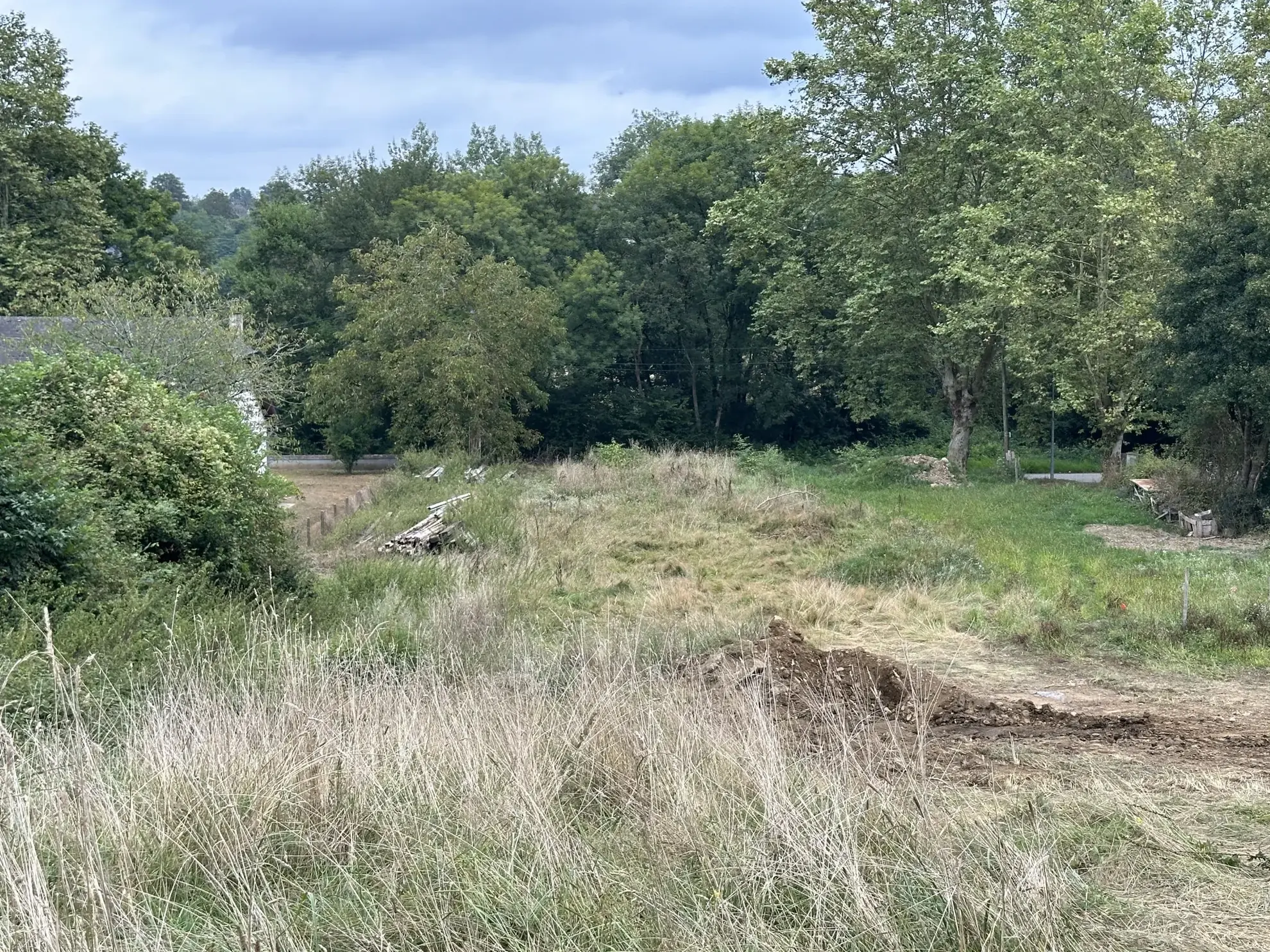 Terrain constructible de 1 006 m² à Moumour - Environnement paisible et accès rapide aux commodités