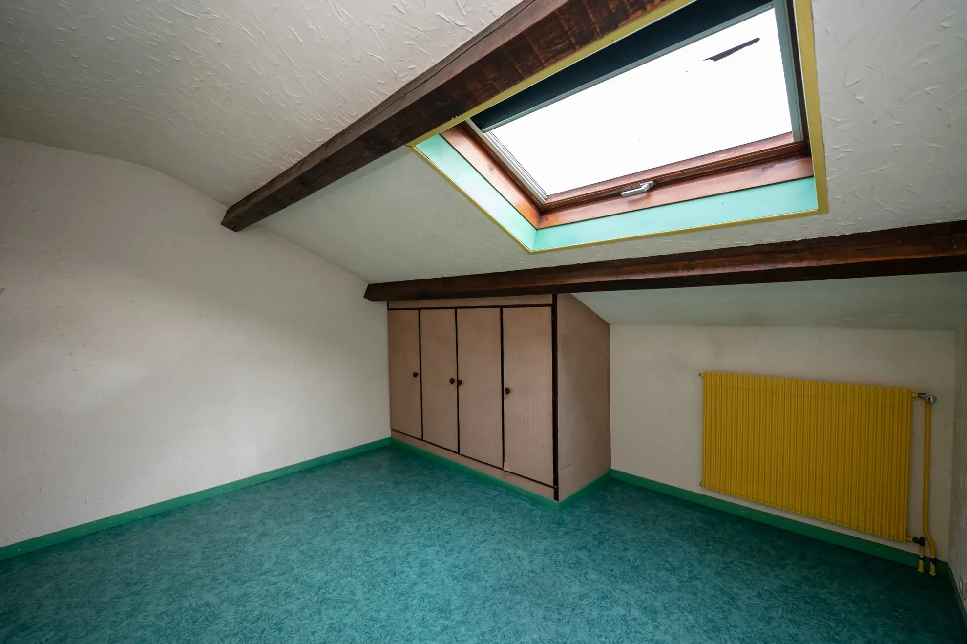 Maison individuelle avec 6 pièces à Courvieres, secteur calme, à rafraîchir 