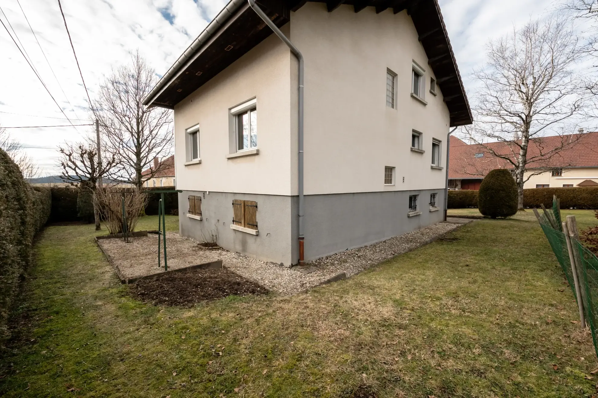 Maison individuelle avec 6 pièces à Courvieres, secteur calme, à rafraîchir 