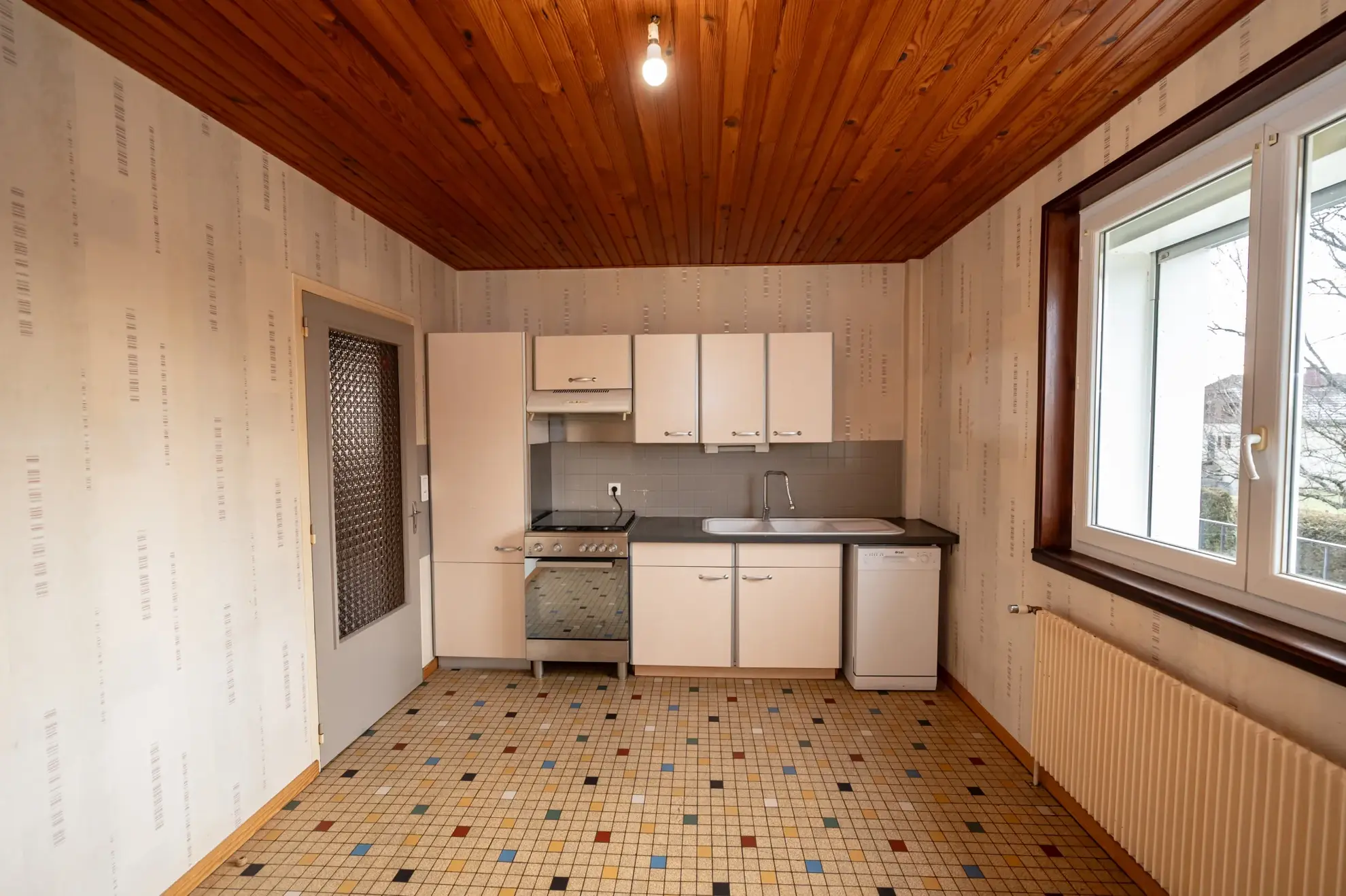 Maison individuelle avec 6 pièces à Courvieres, secteur calme, à rafraîchir 