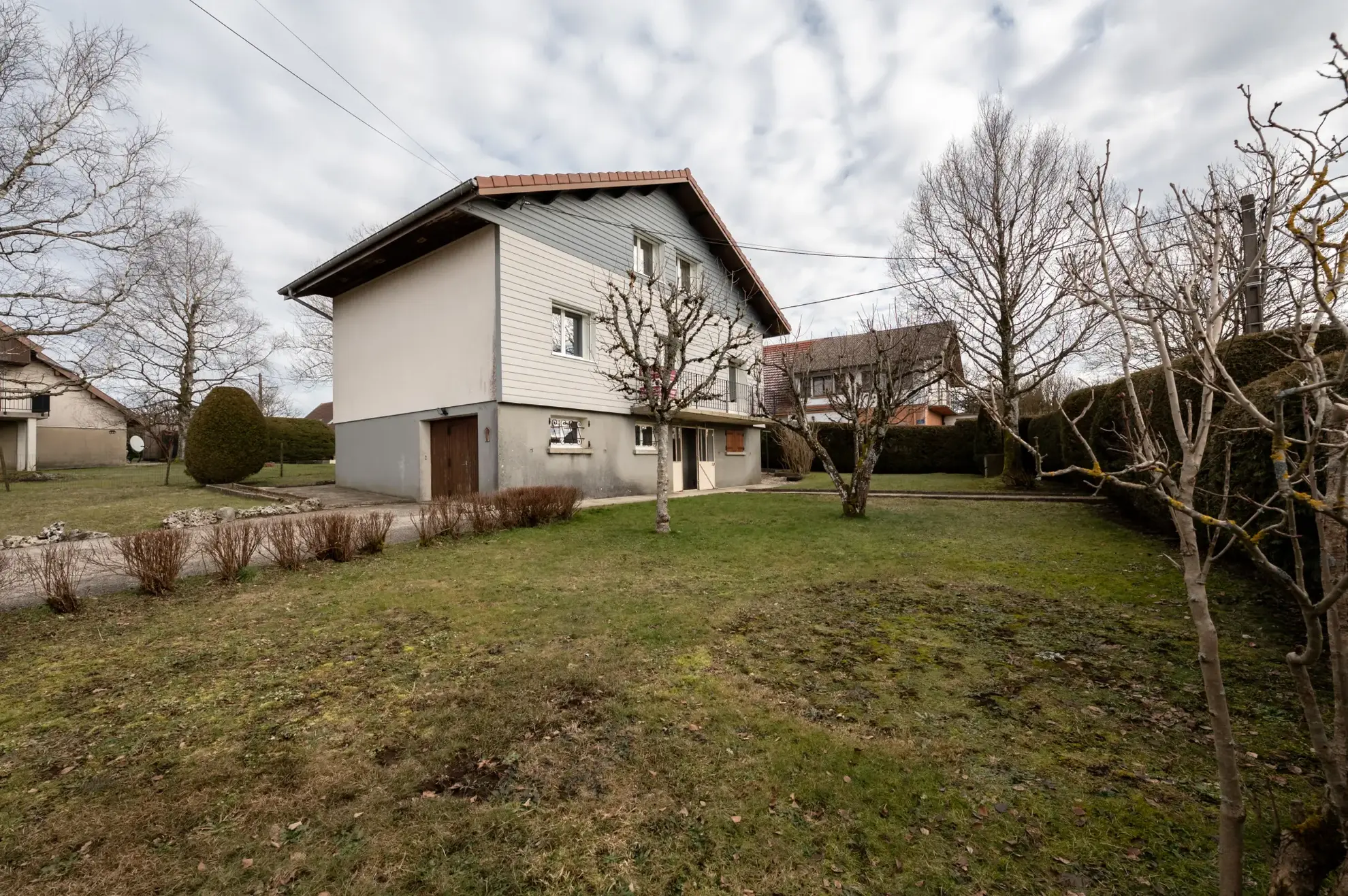 Maison individuelle avec 6 pièces à Courvieres, secteur calme, à rafraîchir 