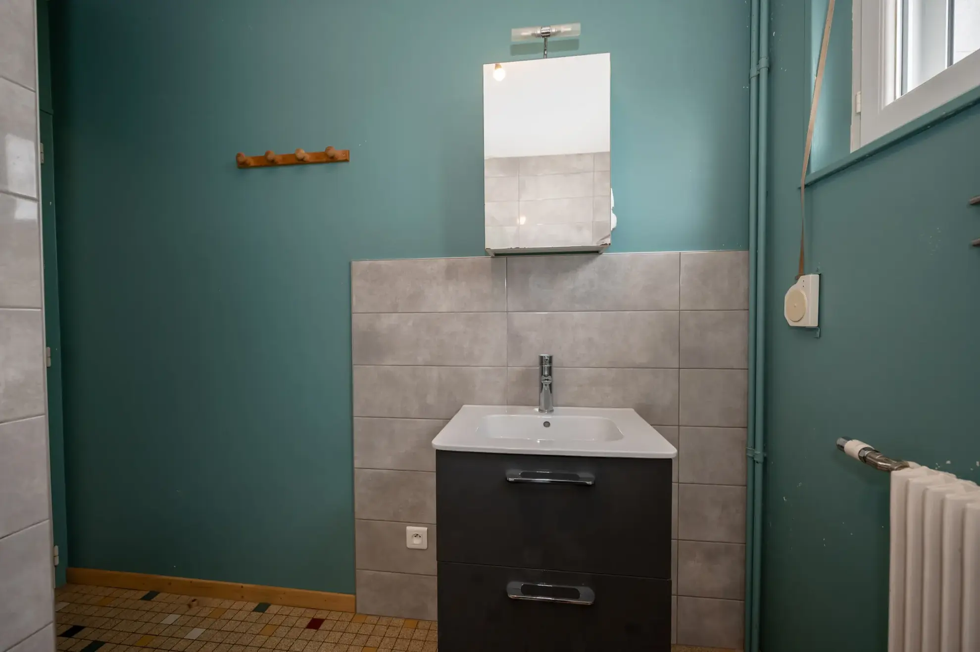 Maison individuelle avec 6 pièces à Courvieres, secteur calme, à rafraîchir 