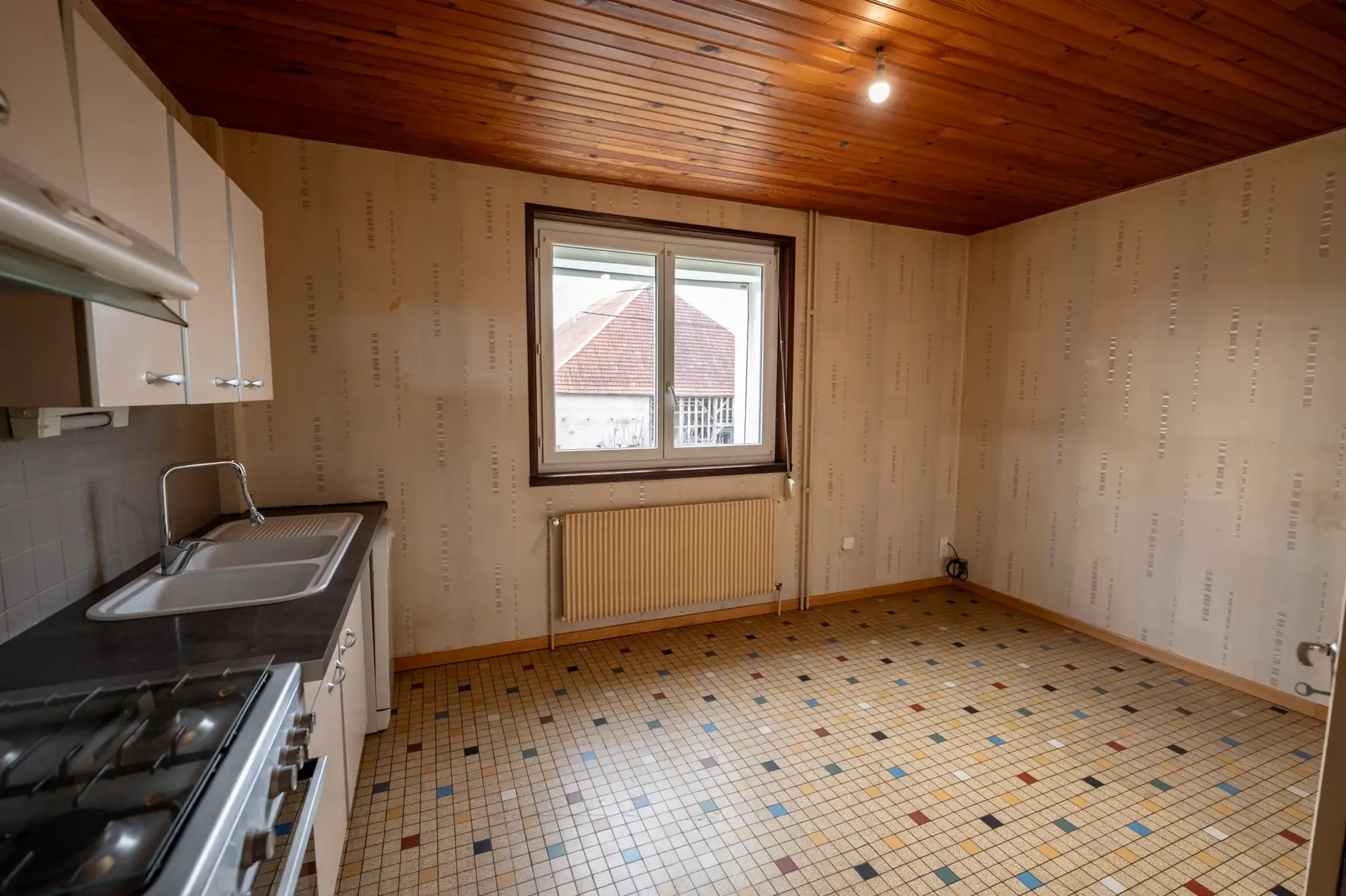 Maison individuelle avec 6 pièces à Courvieres, secteur calme, à rafraîchir 