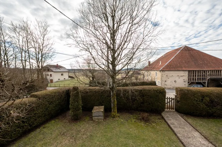 Maison individuelle avec 6 pièces à Courvieres, secteur calme, à rafraîchir 