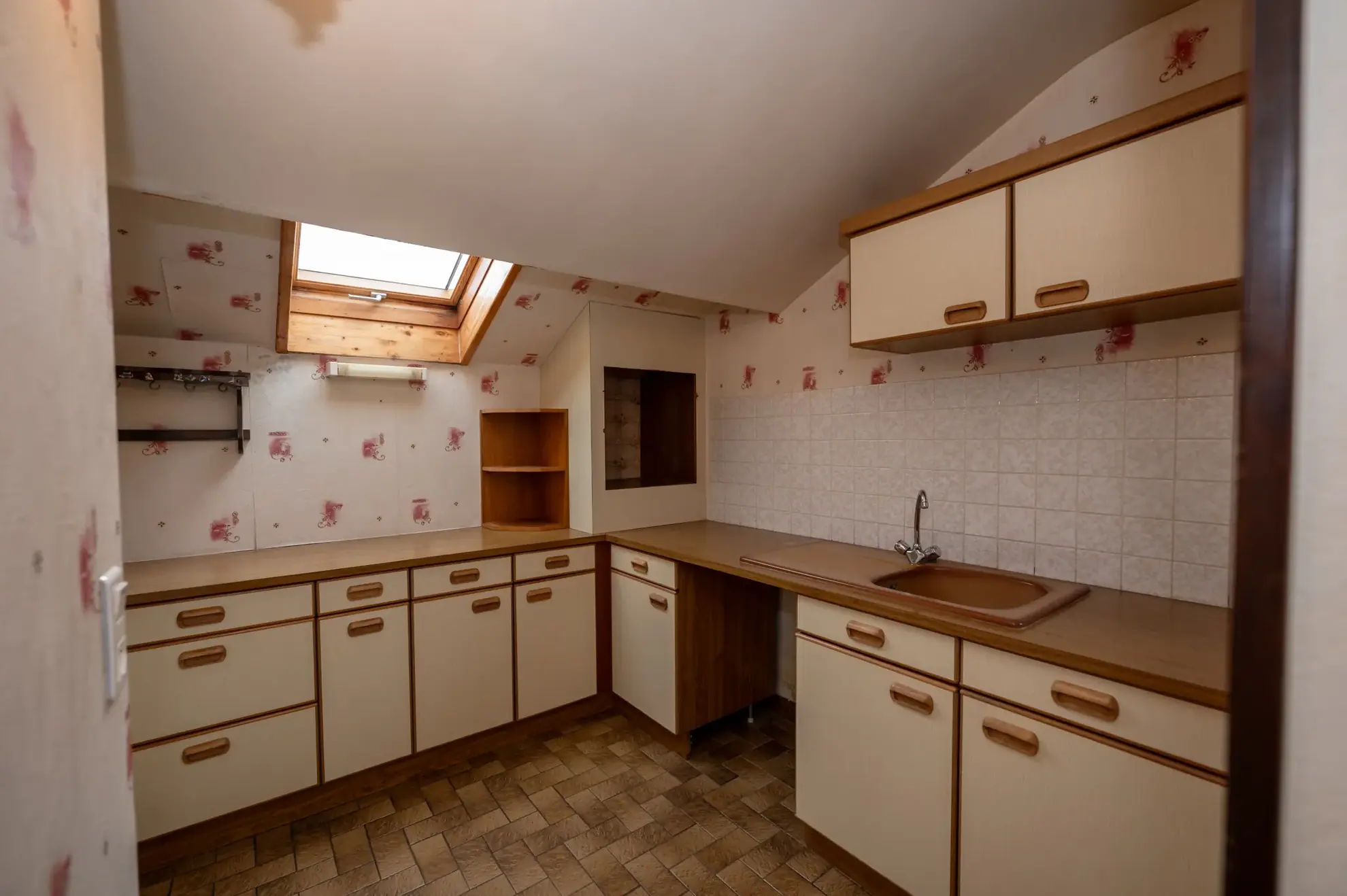 Maison individuelle avec 6 pièces à Courvieres, secteur calme, à rafraîchir 