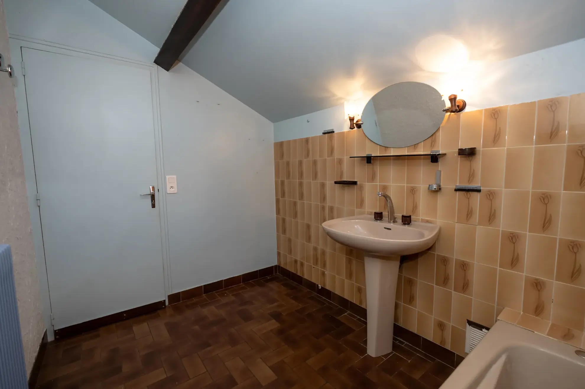 Maison individuelle avec 6 pièces à Courvieres, secteur calme, à rafraîchir 