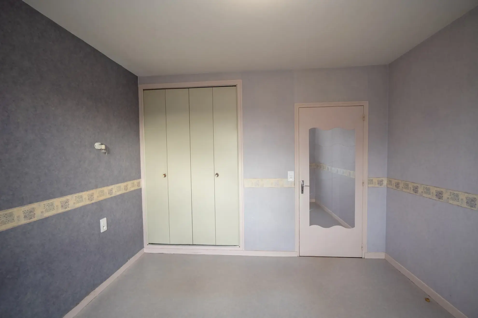 Maison individuelle avec 6 pièces à Courvieres, secteur calme, à rafraîchir 