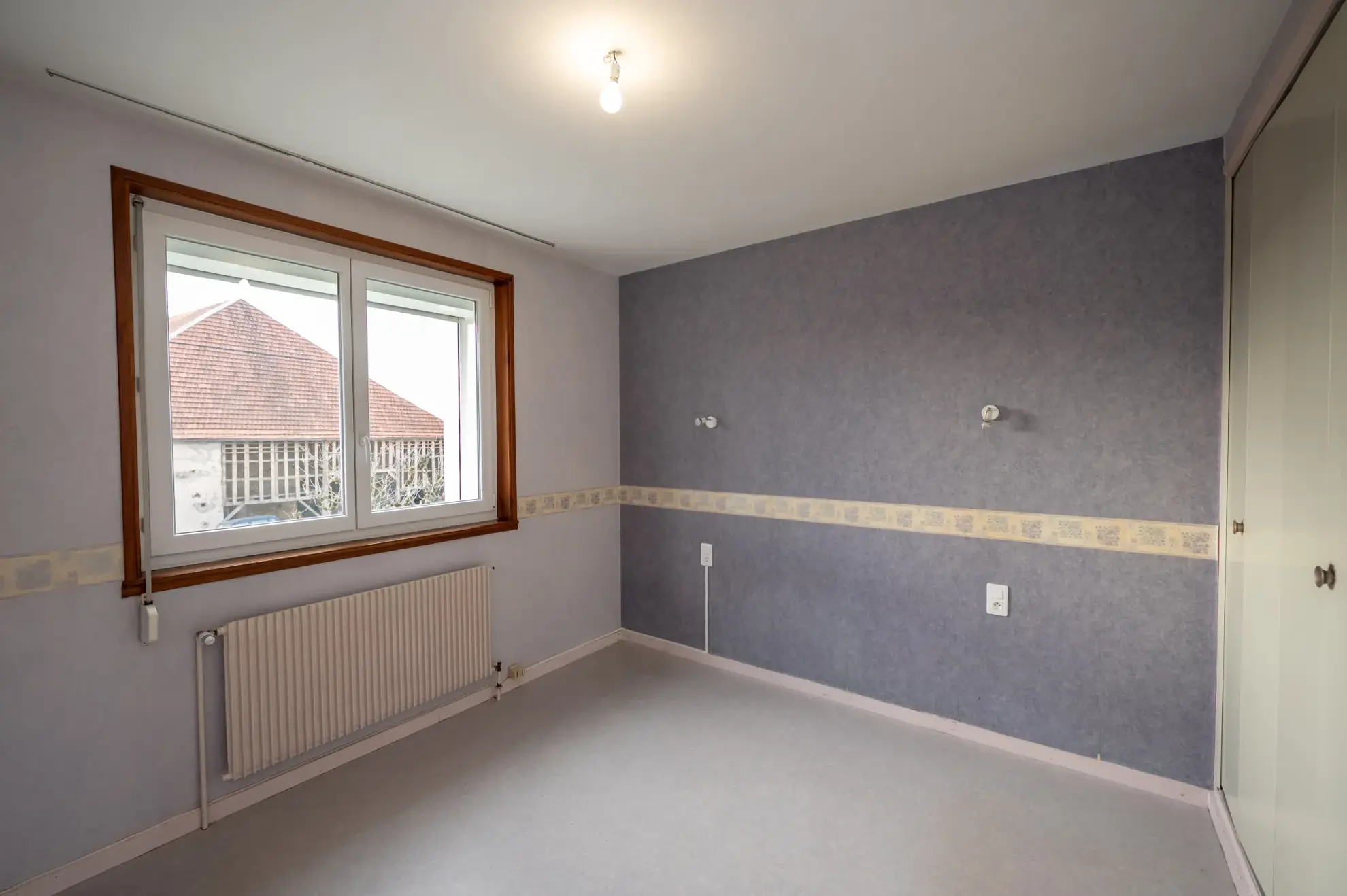 Maison individuelle avec 6 pièces à Courvieres, secteur calme, à rafraîchir 