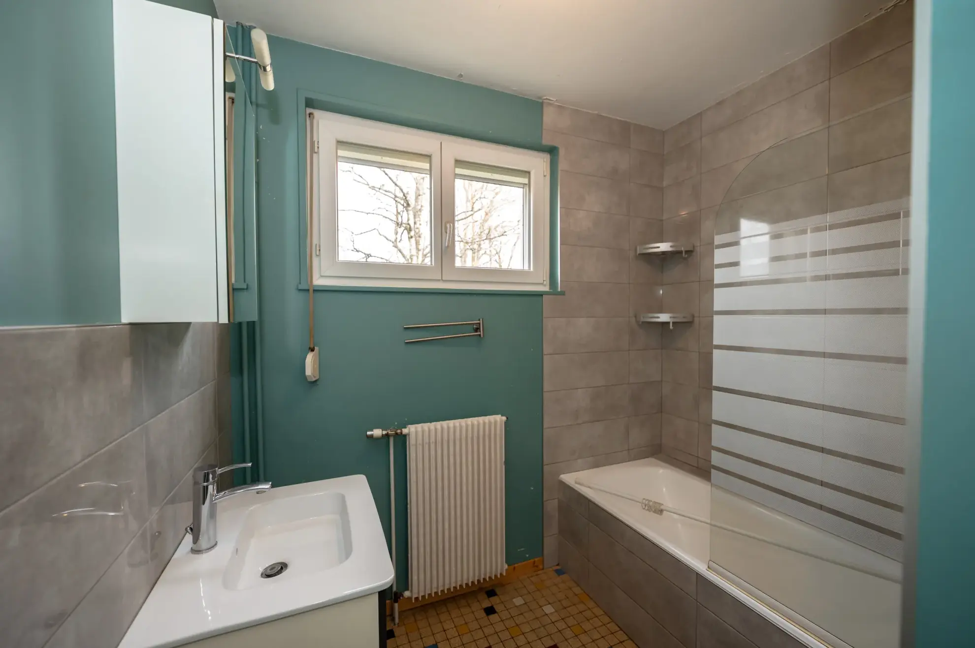 Maison individuelle avec 6 pièces à Courvieres, secteur calme, à rafraîchir 