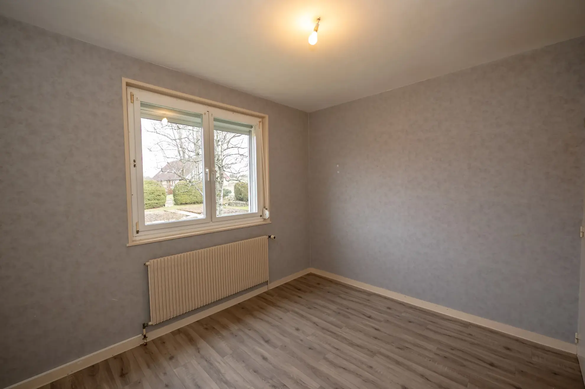 Maison individuelle avec 6 pièces à Courvieres, secteur calme, à rafraîchir 