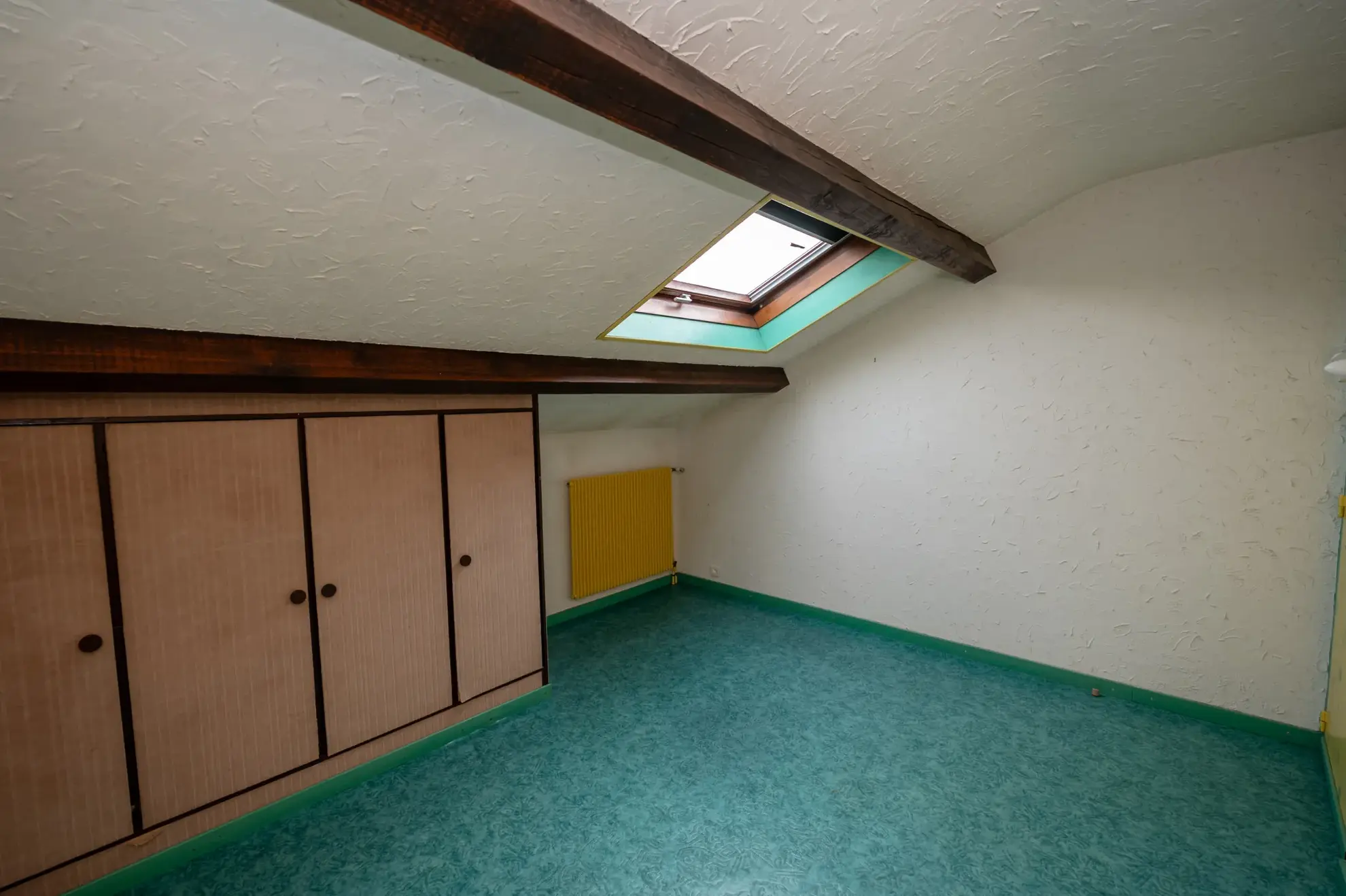 Maison individuelle avec 6 pièces à Courvieres, secteur calme, à rafraîchir 