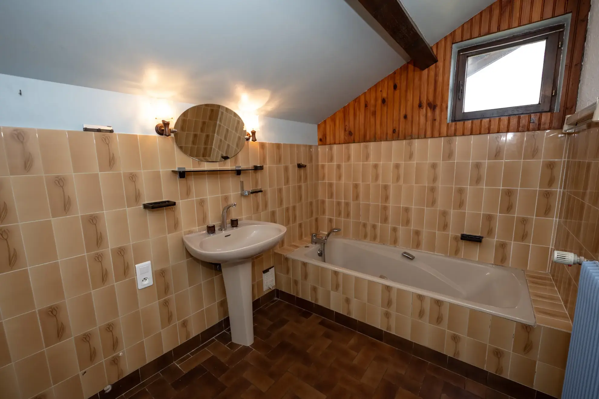 Maison individuelle avec 6 pièces à Courvieres, secteur calme, à rafraîchir 