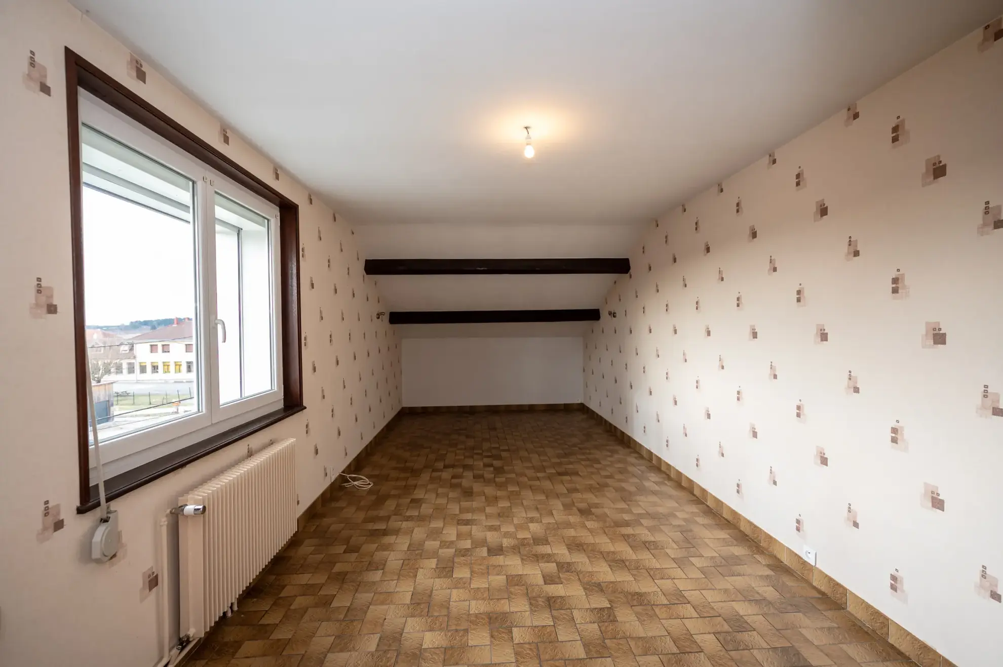 Maison individuelle avec 6 pièces à Courvieres, secteur calme, à rafraîchir 