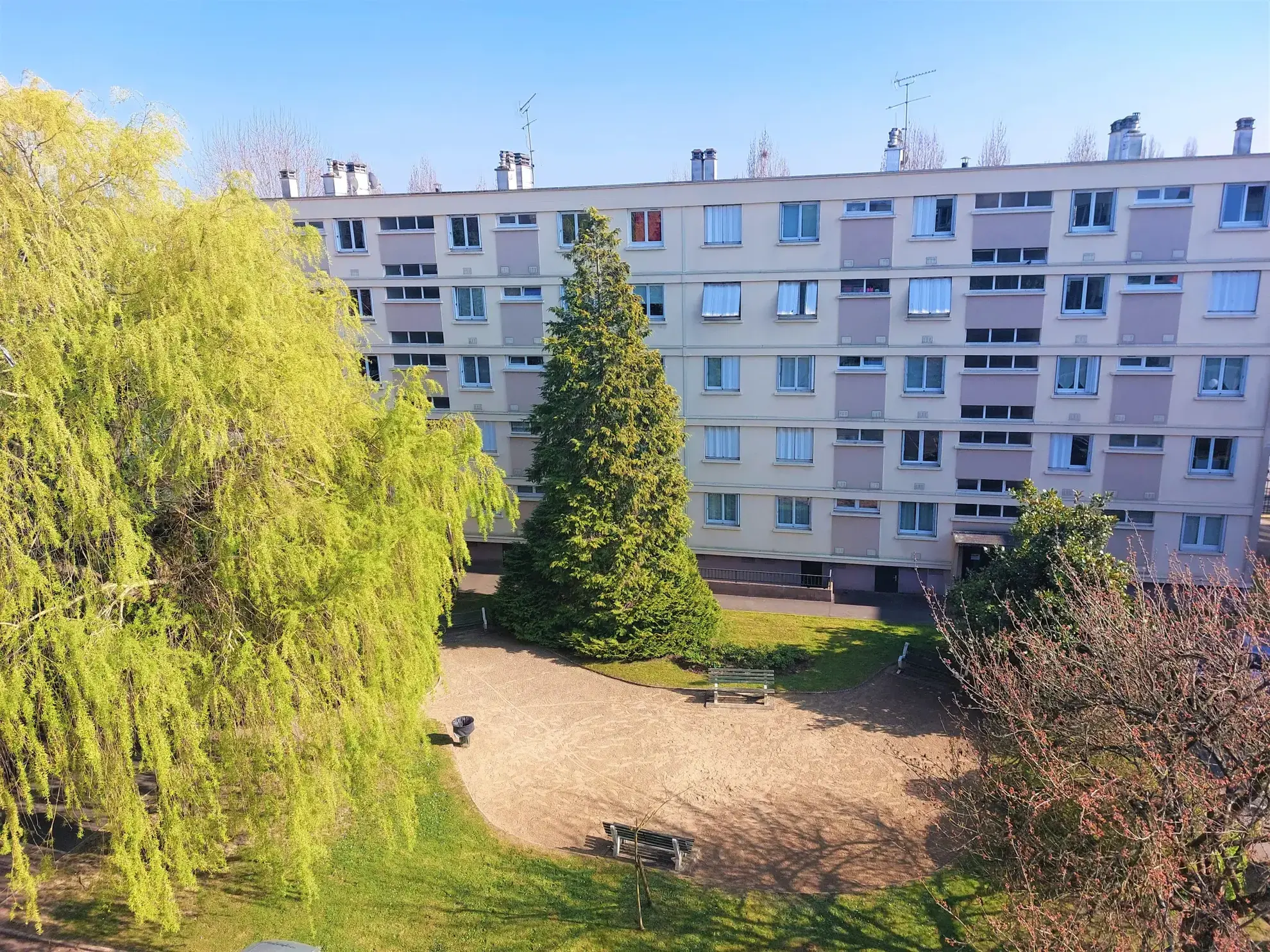 Appartement F2 avec balcon, cave et parking à Le Plessis-Trévise 