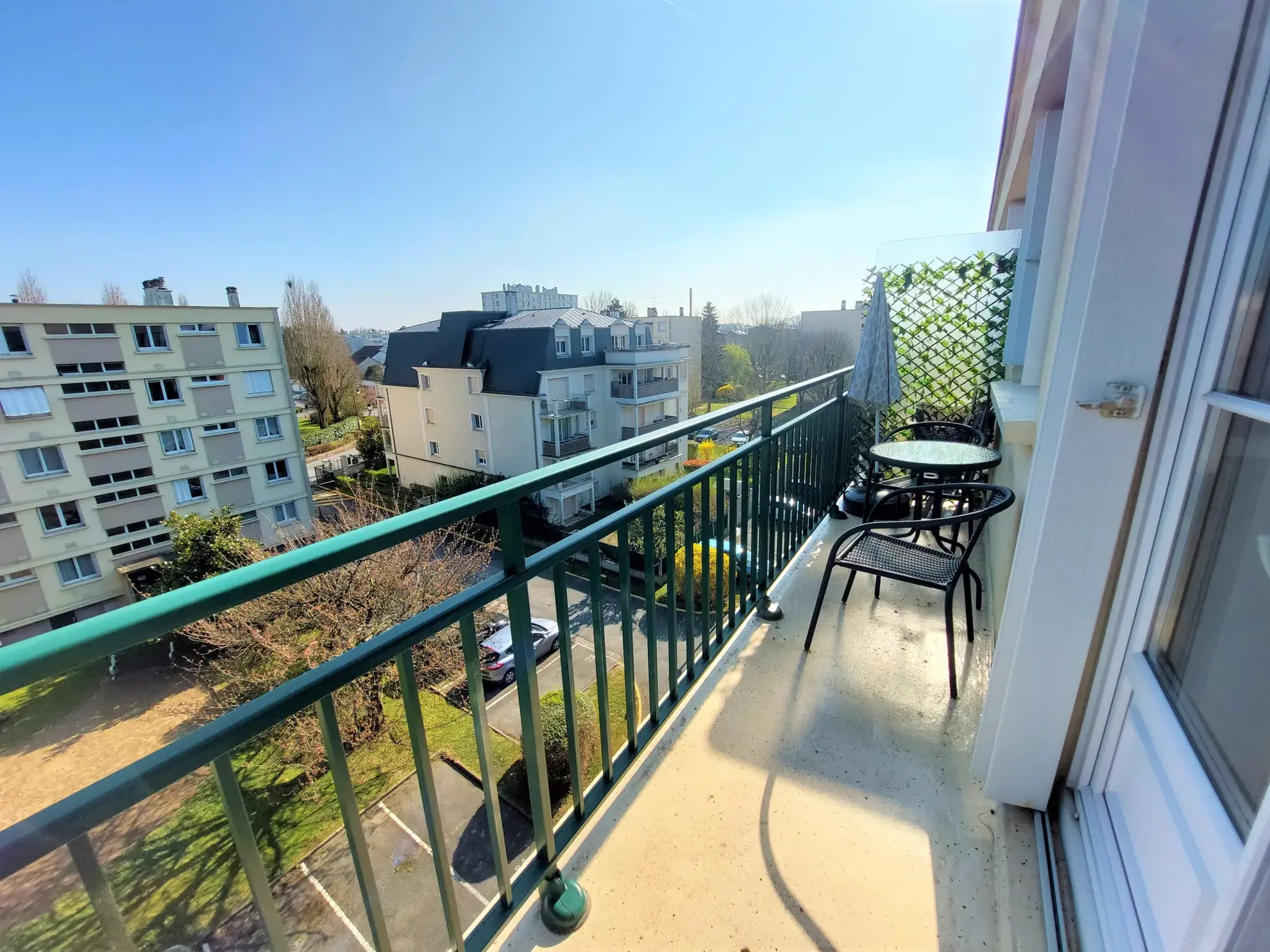 Appartement F2 avec balcon, cave et parking à Le Plessis-Trévise 