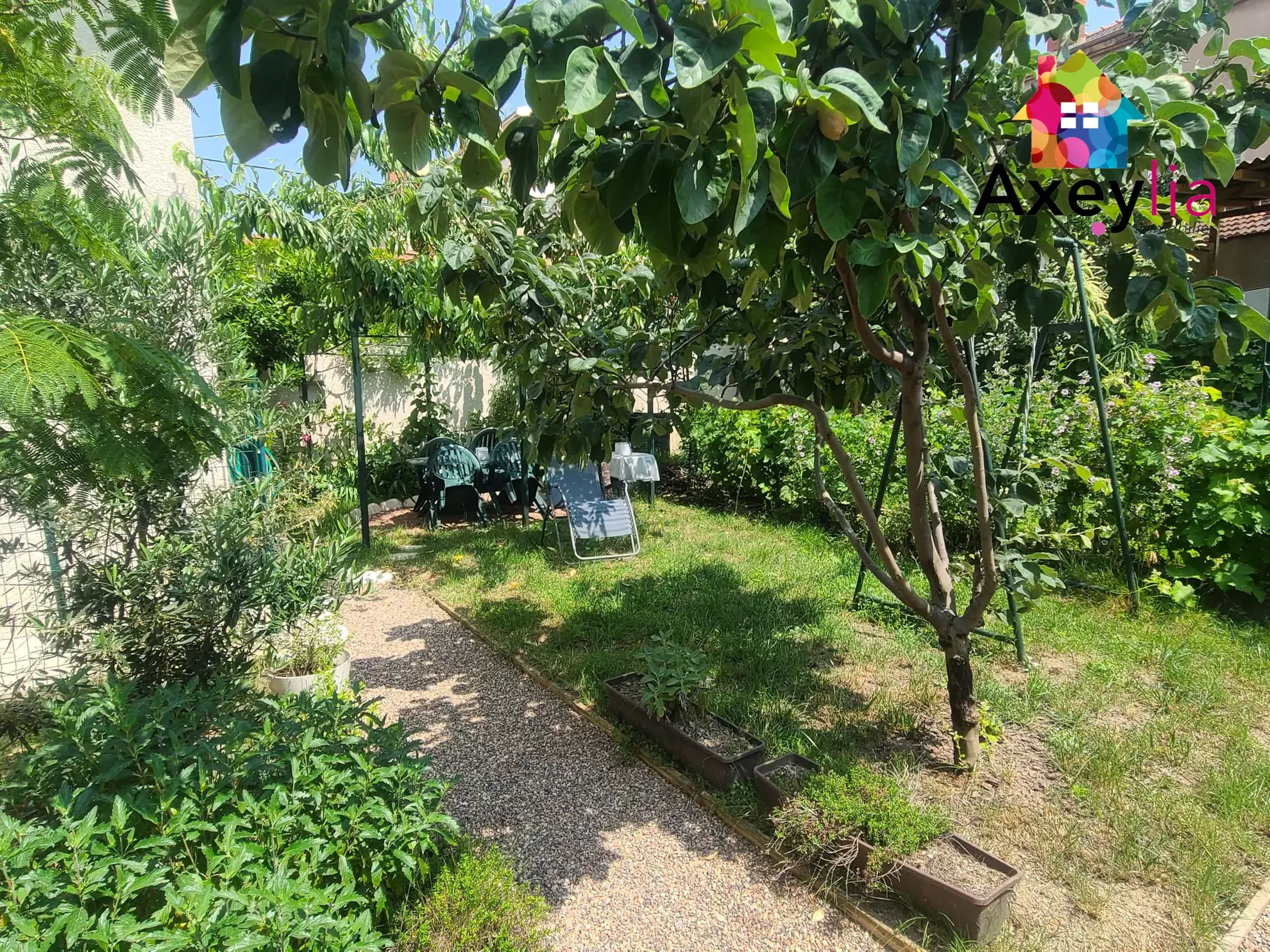 Maison 3 Chambres à Roanne, Proche Gare, Terrain de 297m², Jardin et Garage