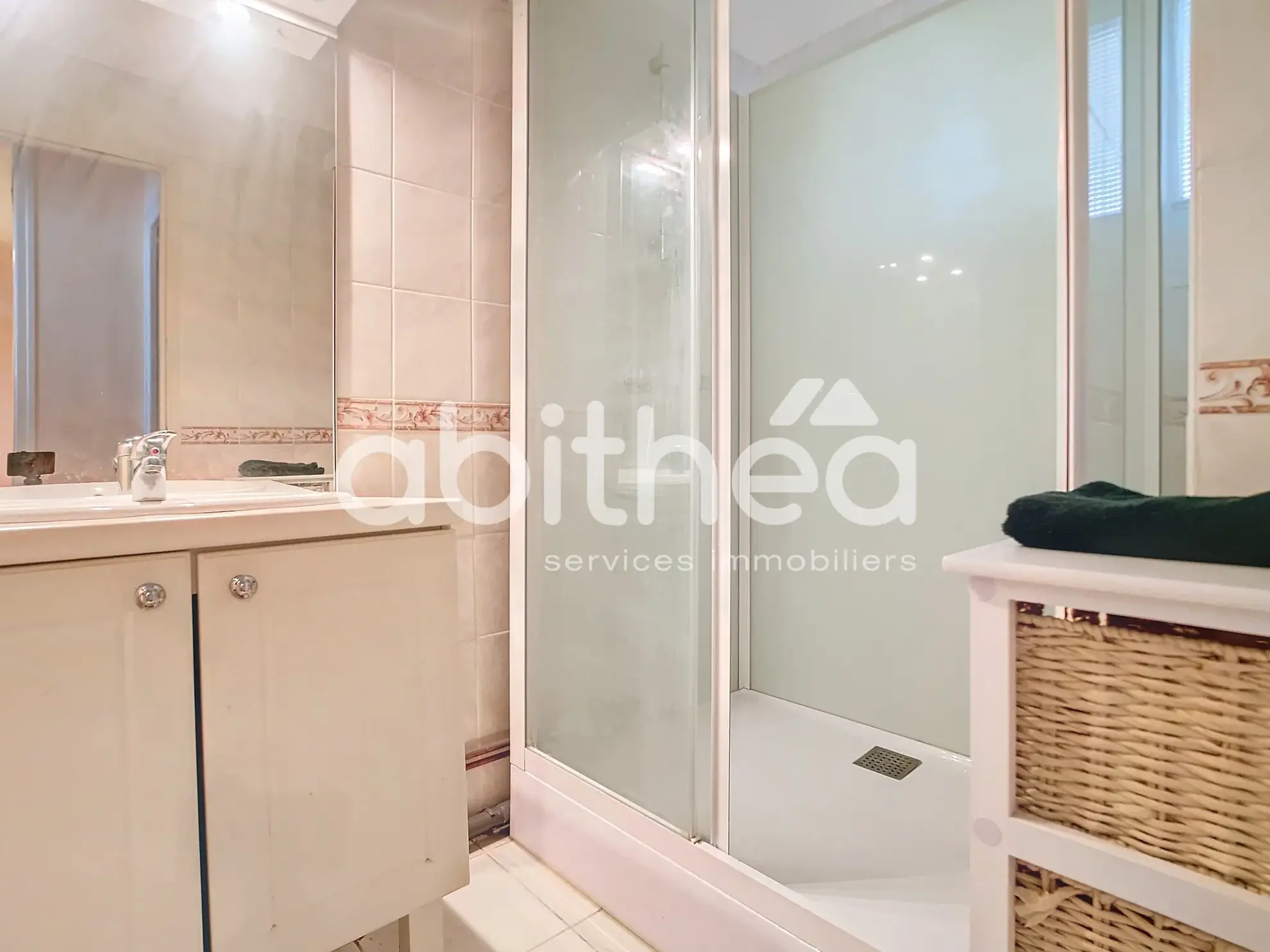 Appartement lumineux de 82 m² à Troyes avec 3 chambres, balcon et stationnement 