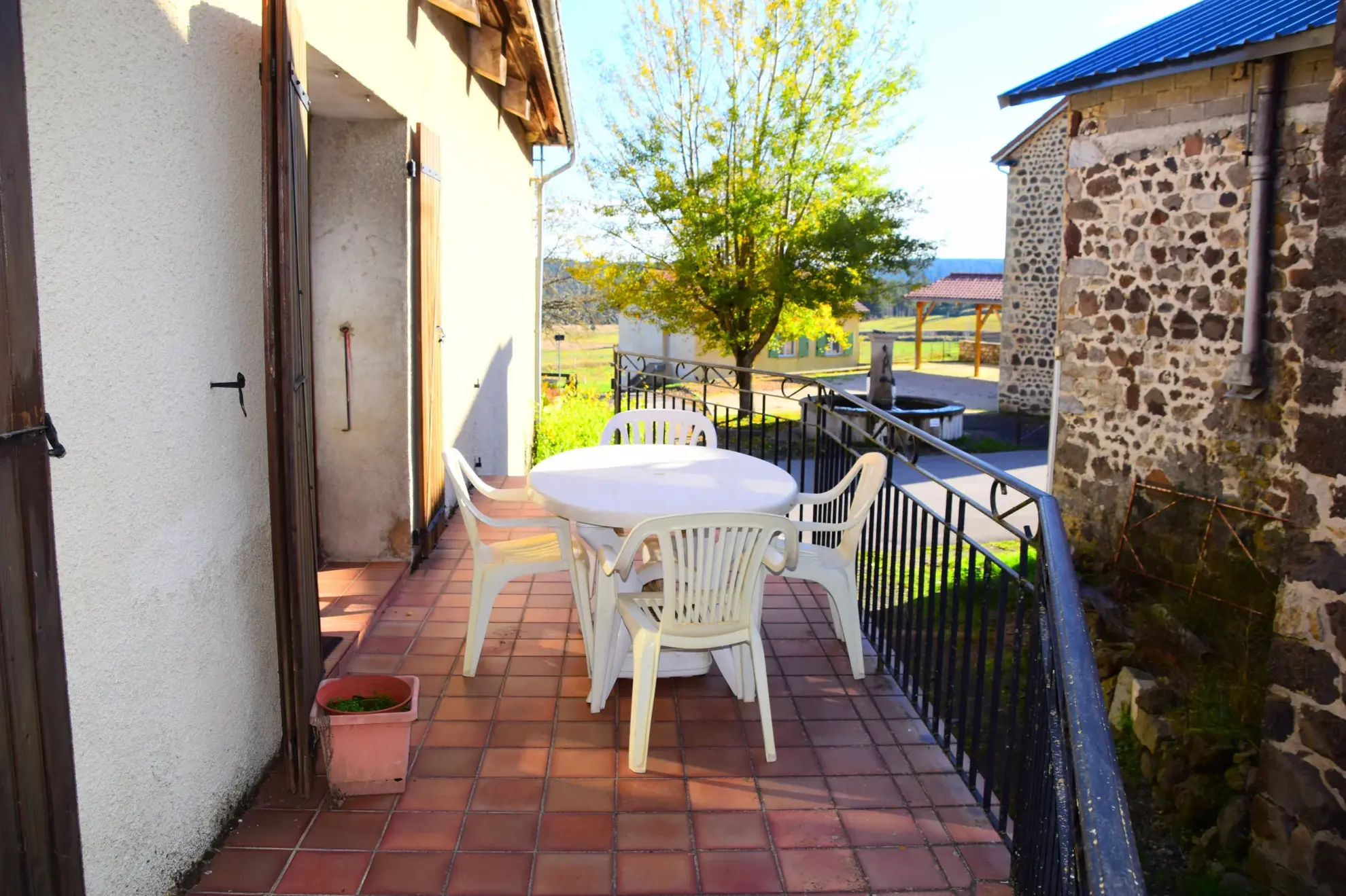 Maison de village à Issanlas avec appartements, garage et terrains - Opportunité à saisir