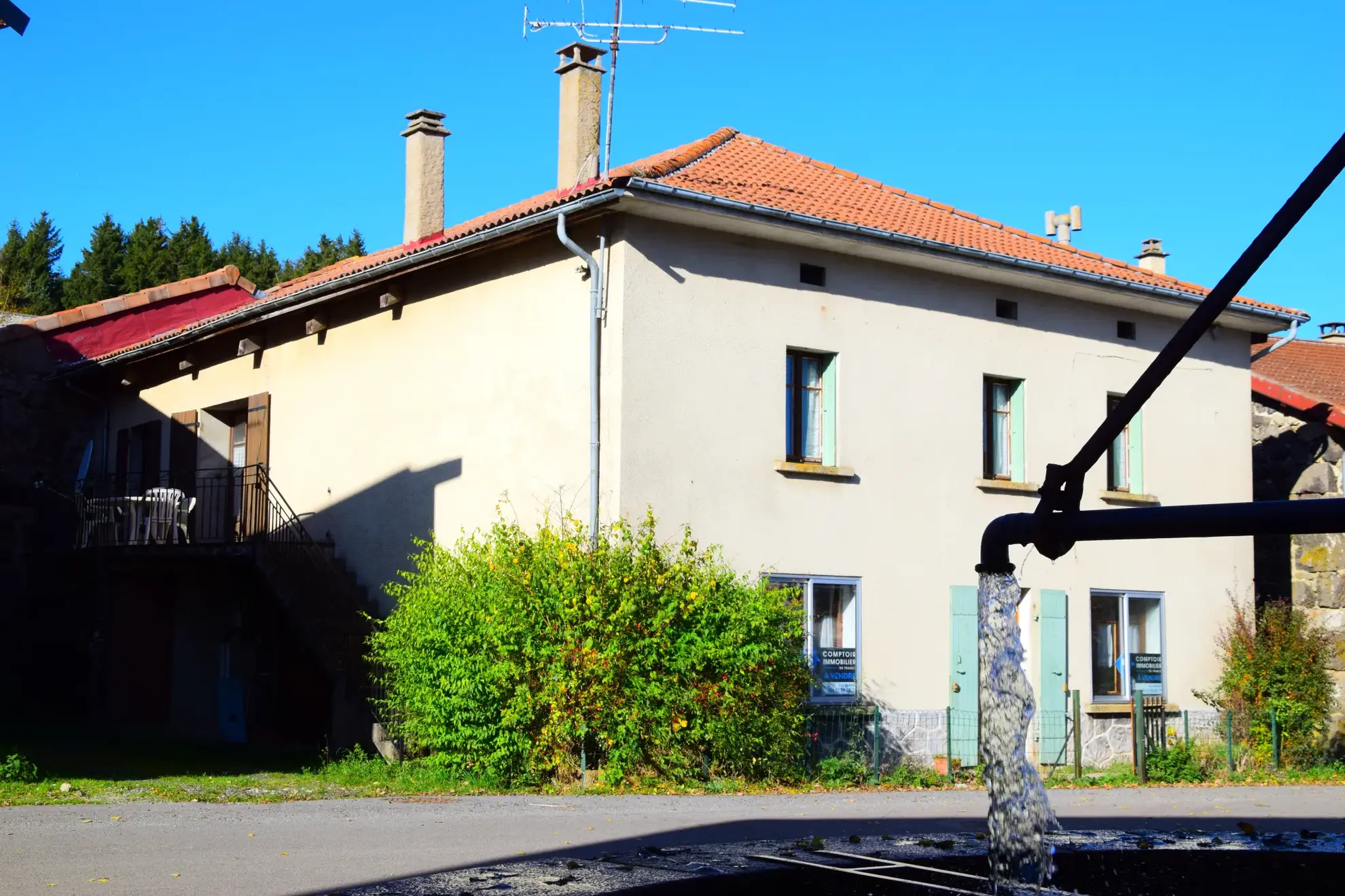 Maison de village à Issanlas avec appartements, garage et terrains - Opportunité à saisir 
