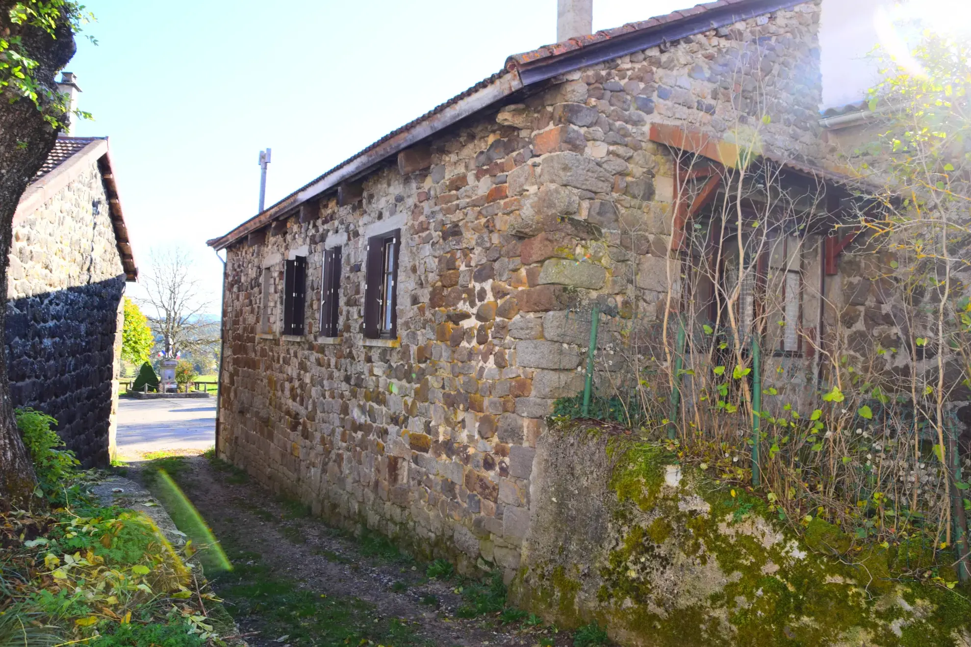 Maison de village à Issanlas avec appartements, garage et terrains - Opportunité à saisir 