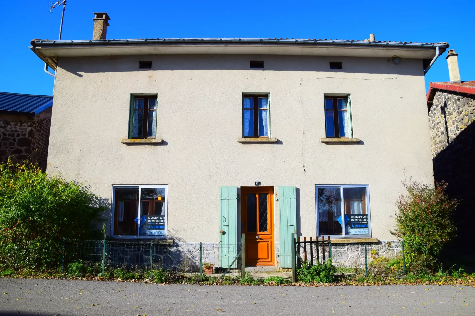 Maison de village à Issanlas avec appartements, garage et terrains - Opportunité à saisir 