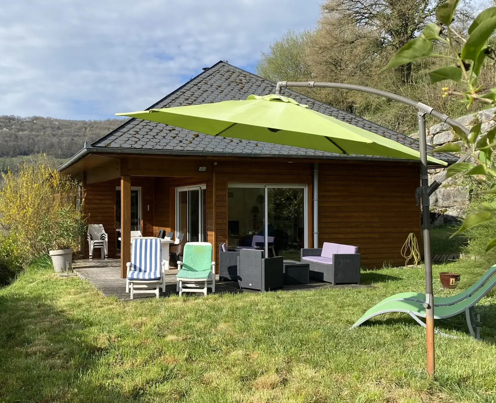 Maison contemporaine ossature bois dans les gorges du Lot avec vue spectaculaire
