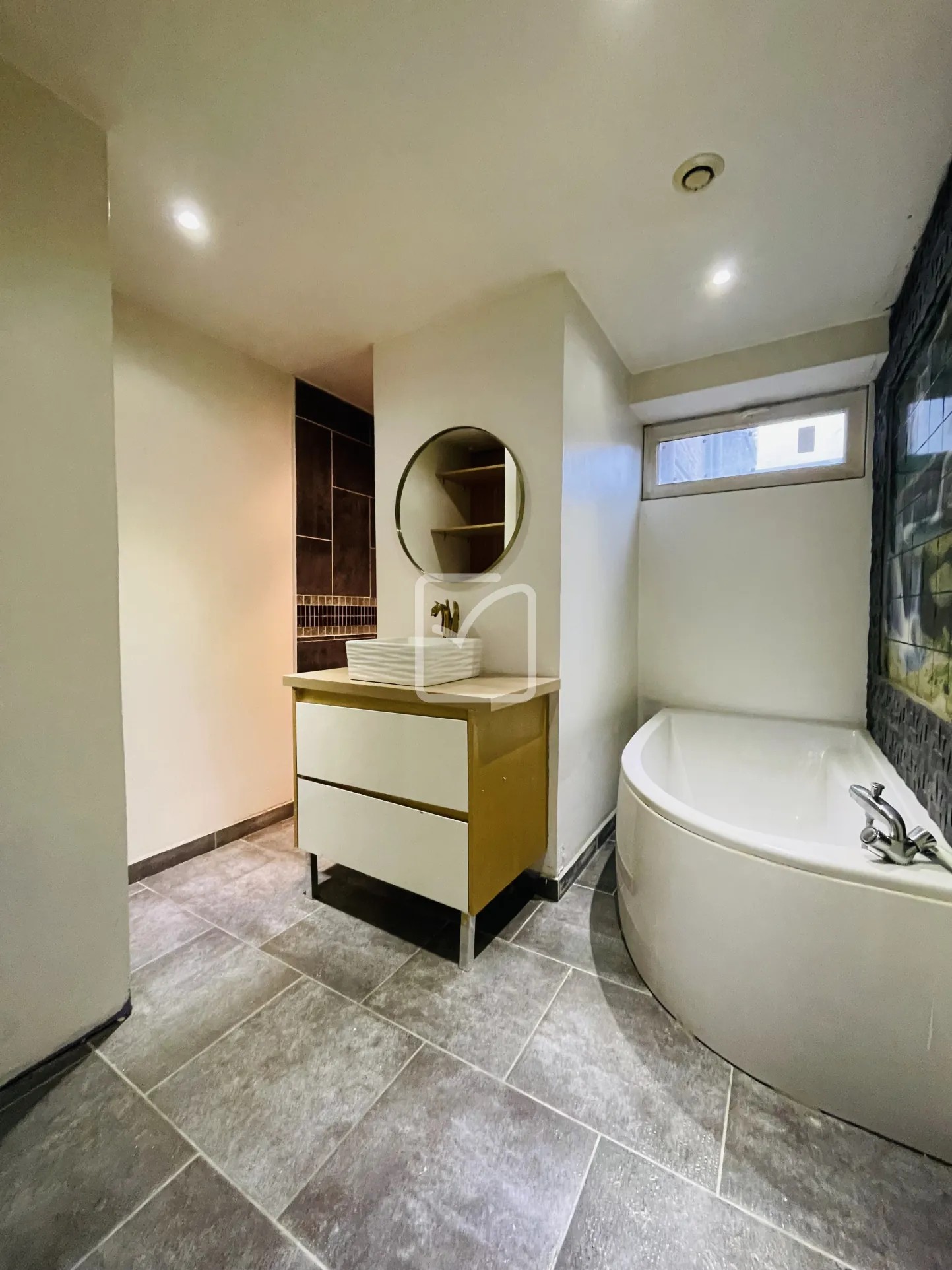 Maison mitoyenne rénovée de 62 m² à Hautmont en centre-ville 