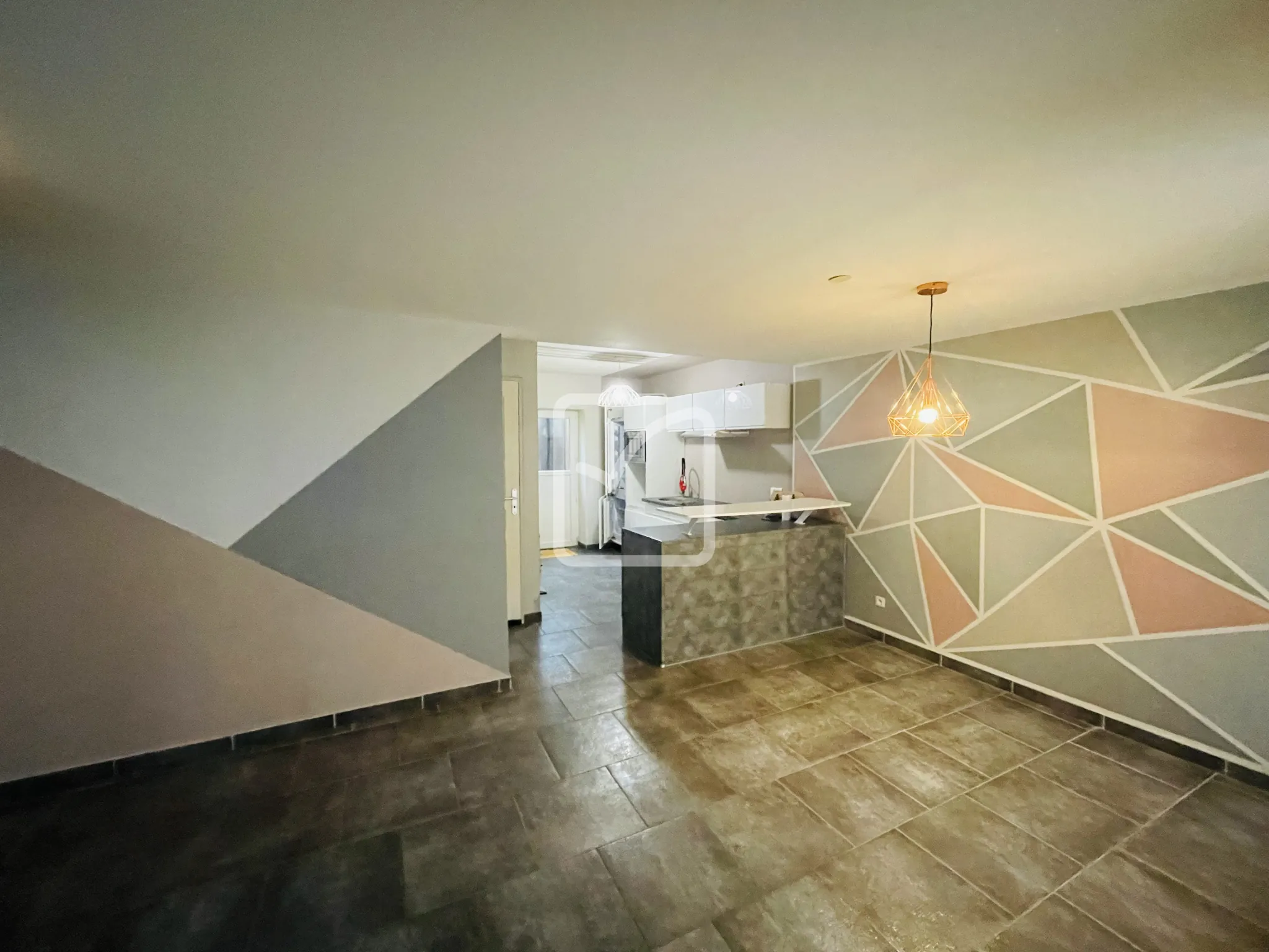 Maison mitoyenne rénovée de 62 m² à Hautmont en centre-ville 