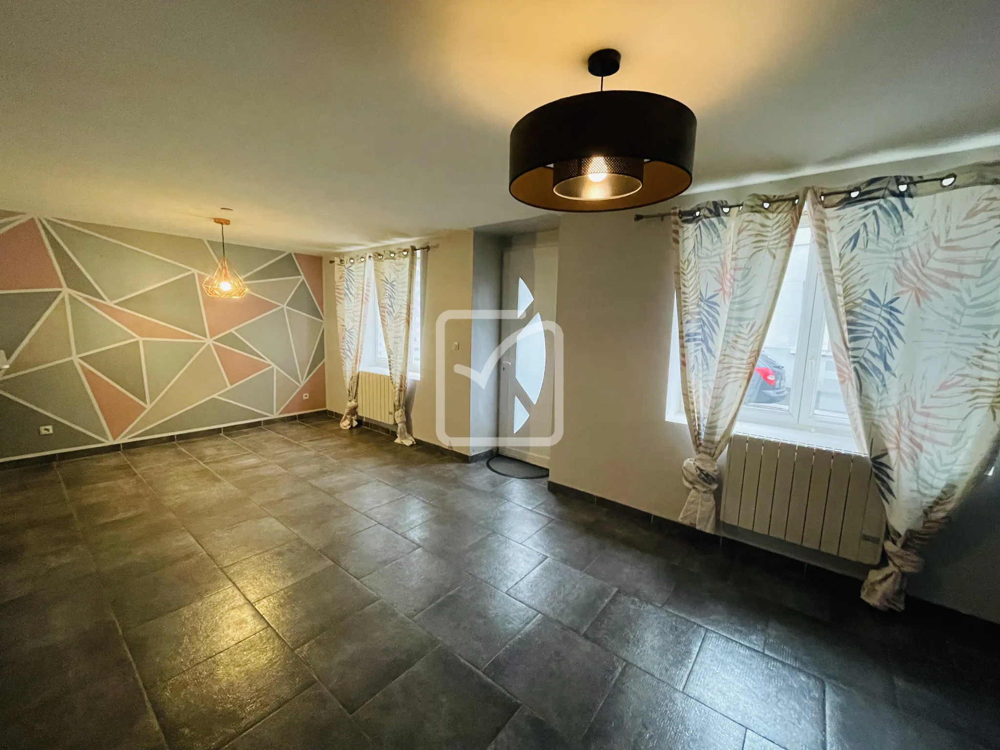 Maison mitoyenne rénovée de 62 m² à Hautmont en centre-ville 