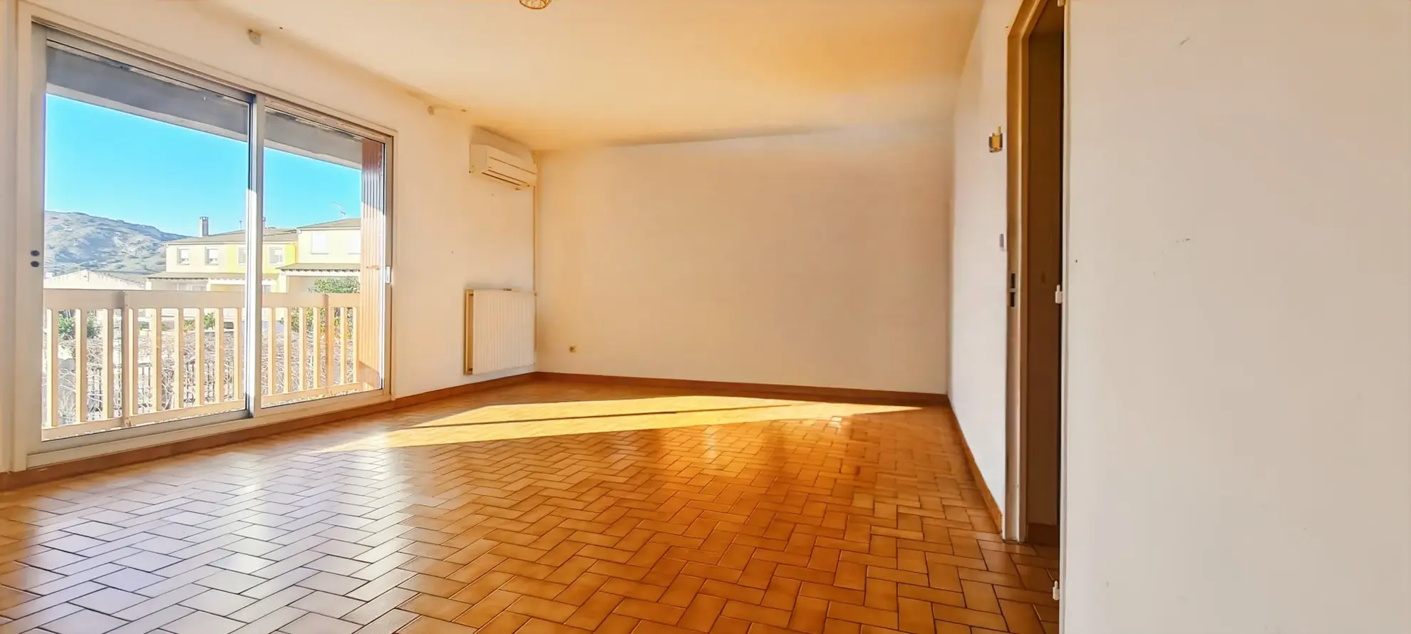 Belle maison à Narbonne avec 4 chambres, grand jardin et garage, proximité des commodités 