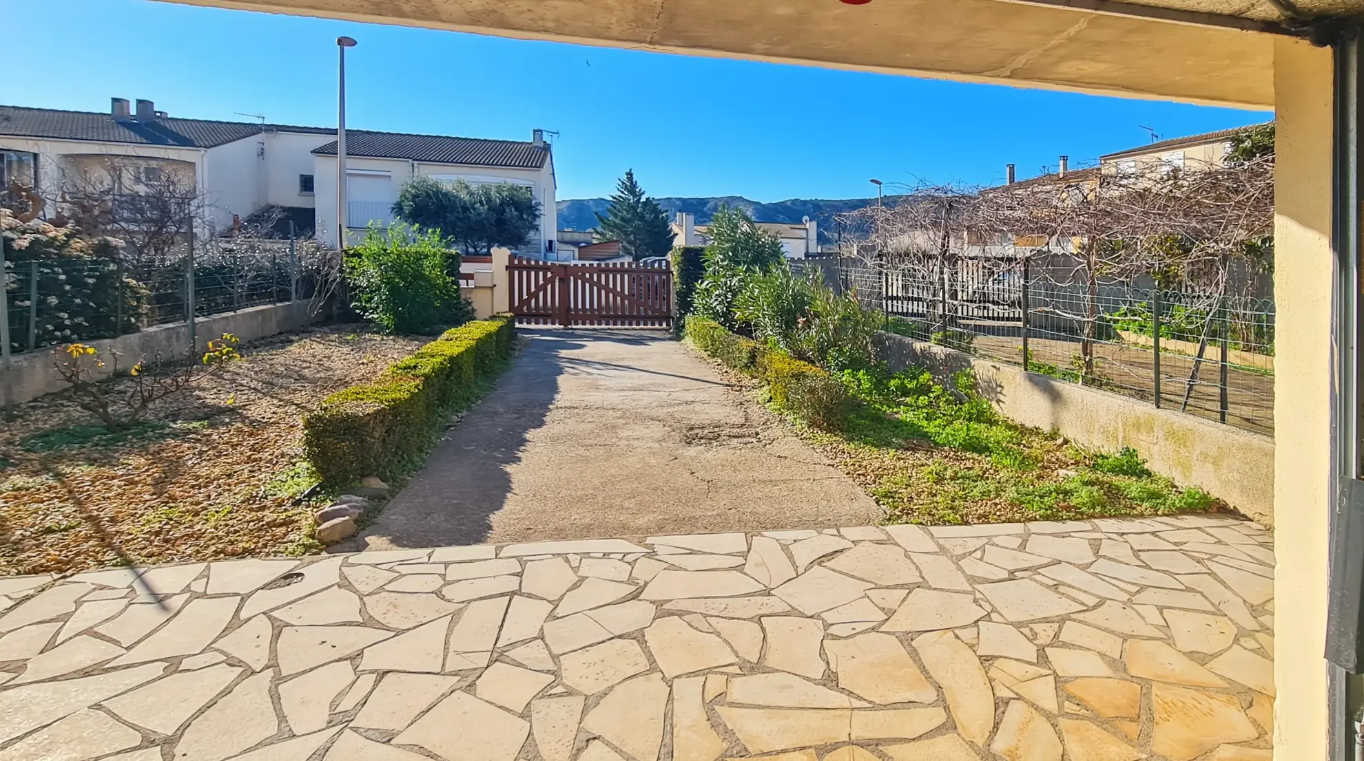 Belle maison à Narbonne avec 4 chambres, grand jardin et garage, proximité des commodités 