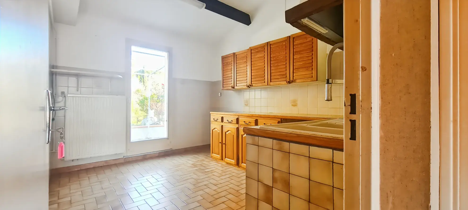 Belle maison à Narbonne avec 4 chambres, grand jardin et garage, proximité des commodités 