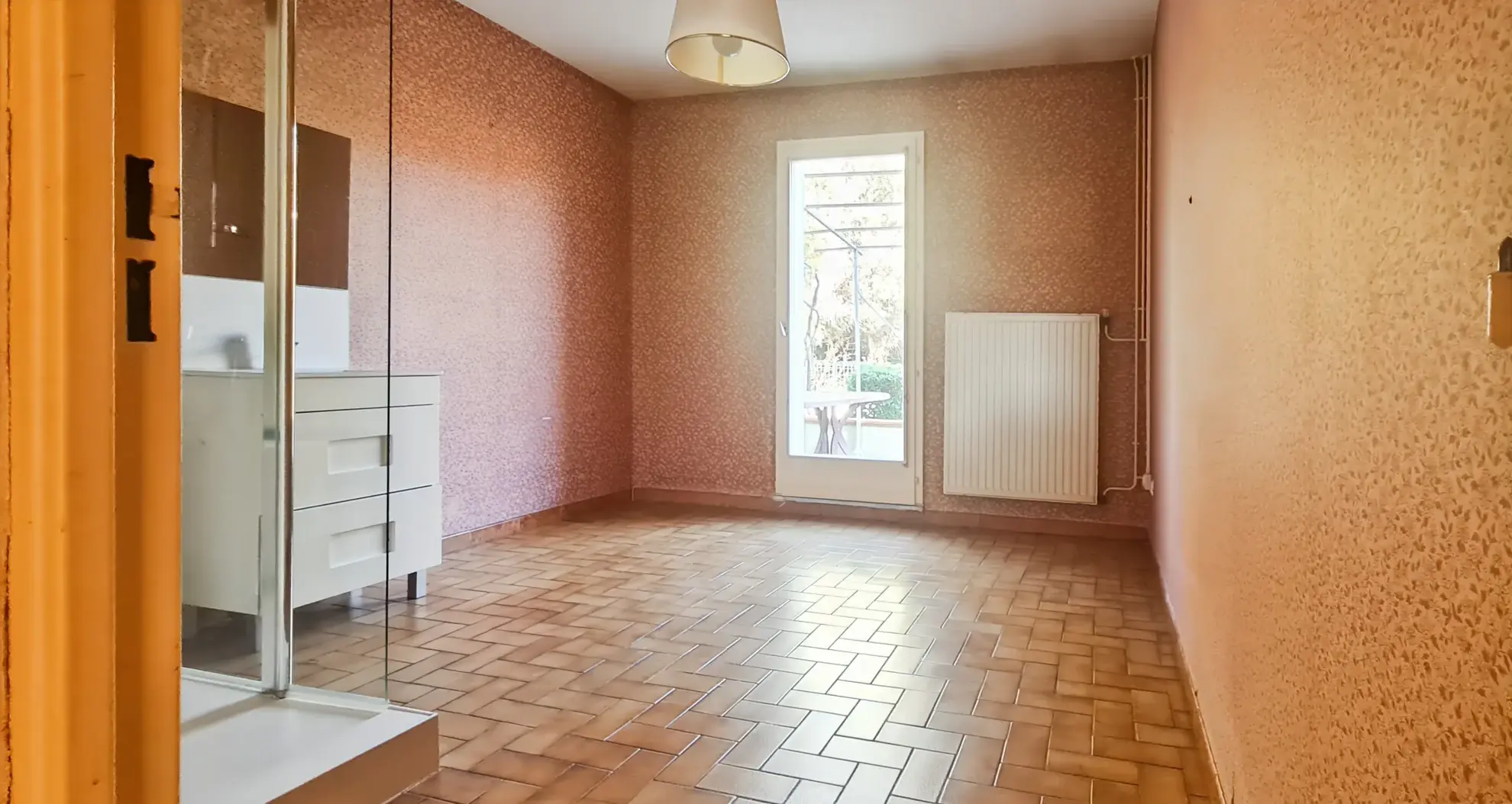 Belle maison à Narbonne avec 4 chambres, grand jardin et garage, proximité des commodités 