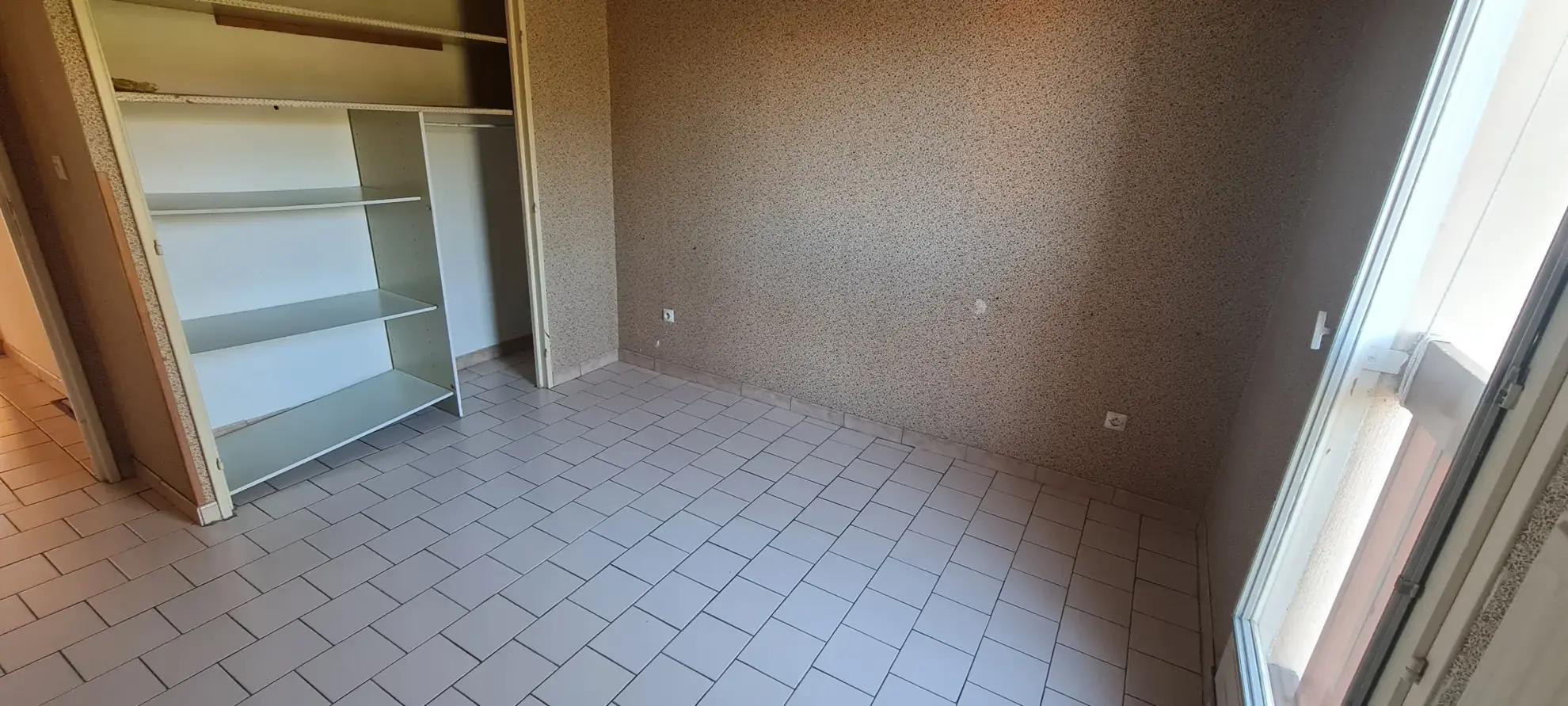 Belle maison à Narbonne avec 4 chambres, grand jardin et garage, proximité des commodités 