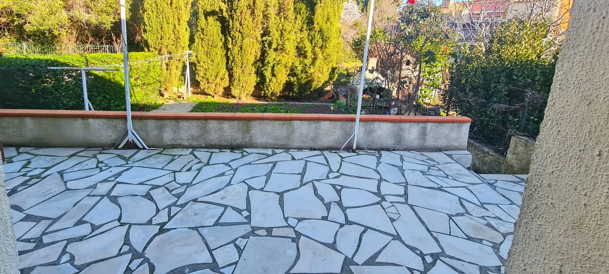 Belle maison à Narbonne avec 4 chambres, grand jardin et garage, proximité des commodités 