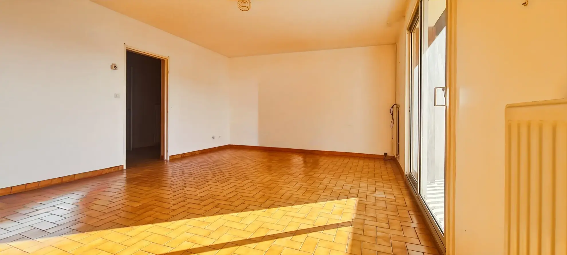 Belle maison à Narbonne avec 4 chambres, grand jardin et garage, proximité des commodités 