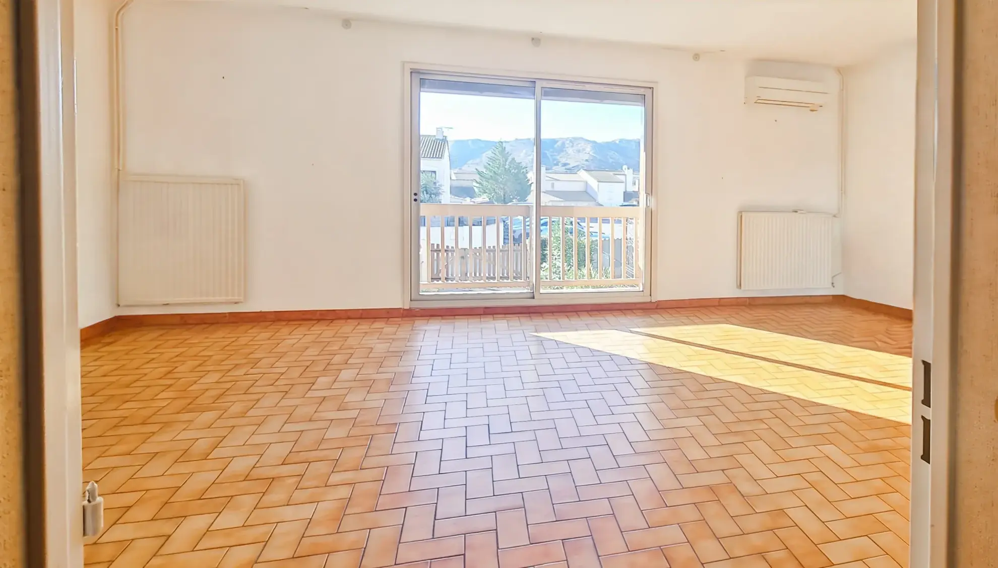 Belle maison à Narbonne avec 4 chambres, grand jardin et garage, proximité des commodités 