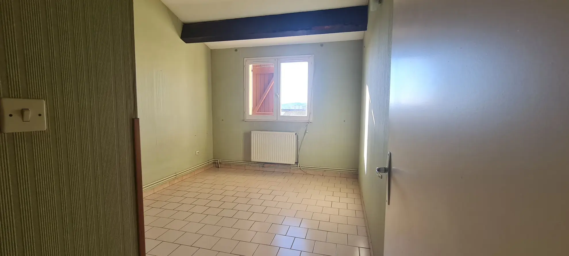 Belle maison à Narbonne avec 4 chambres, grand jardin et garage, proximité des commodités 